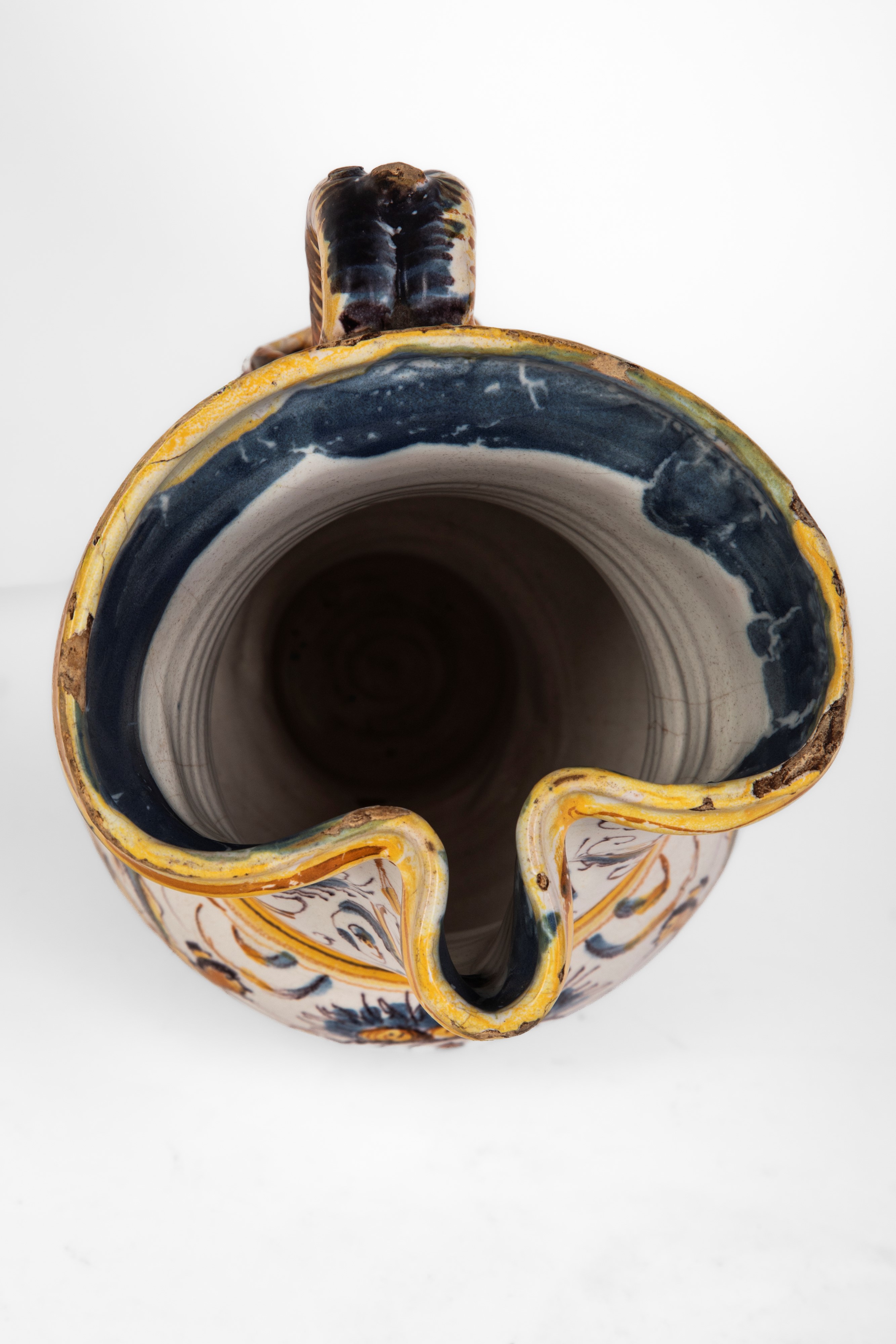 Italia centrale (Pesaro o Urbino), Boccale in maiolica policroma del XVIII secolo