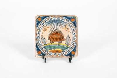 Maiolica policroma, Piastrella da pavimento con istrice, Faenza, inizio XVI secolo