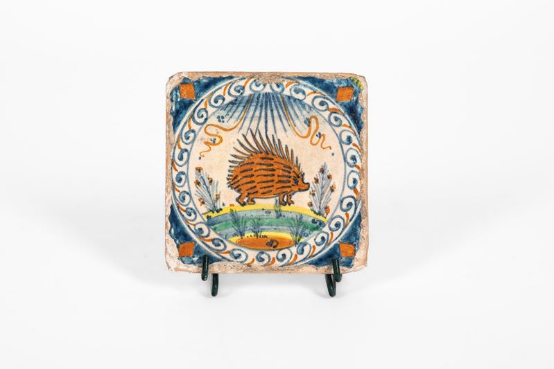 Maiolica policroma, Piastrella da pavimento con istrice, Faenza, inizio XVI secolo