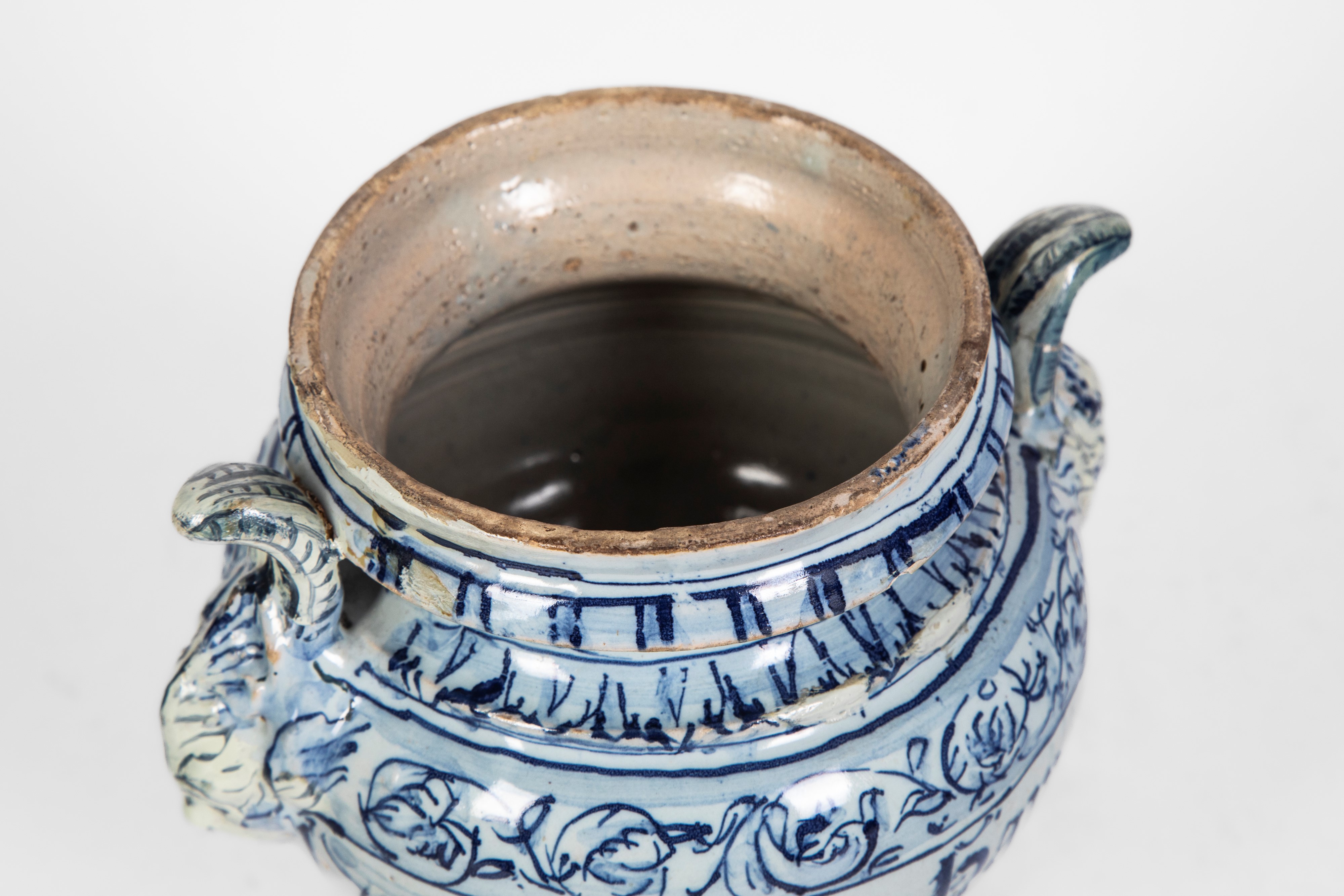 Vaso da elettuari in maiolica bianco-blu, Liguria, seconda metà XVII–XVIII secolo