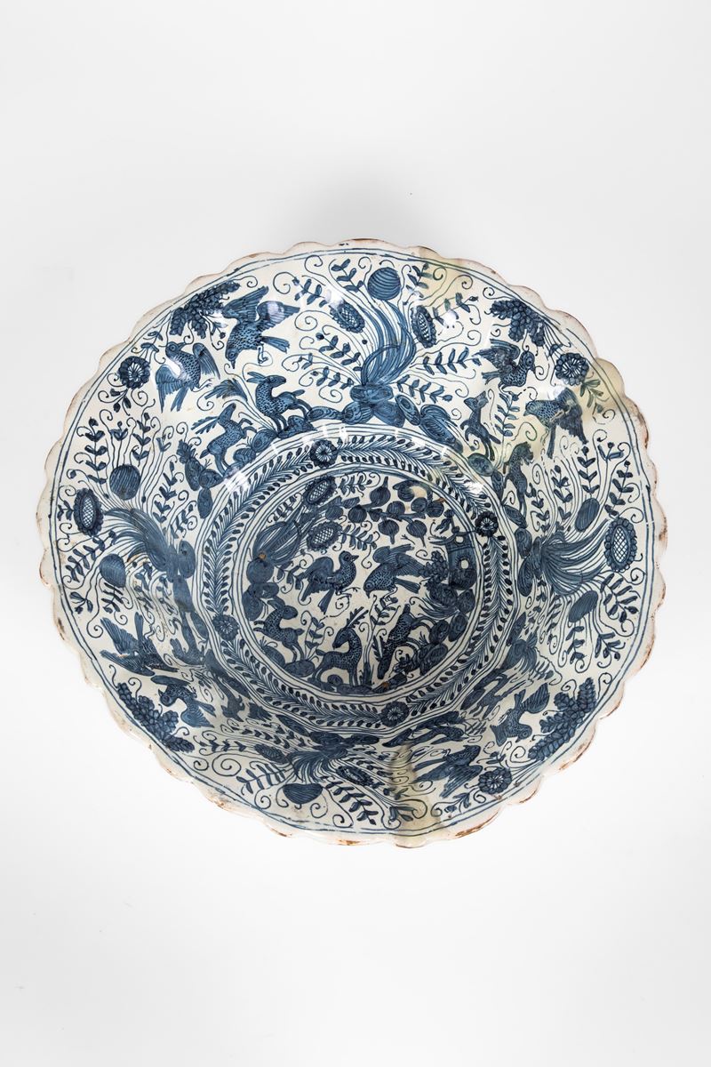 Bacile in maiolica bianco-blu, decorazione in monocromia blu di cobalto (sec. XVII)
