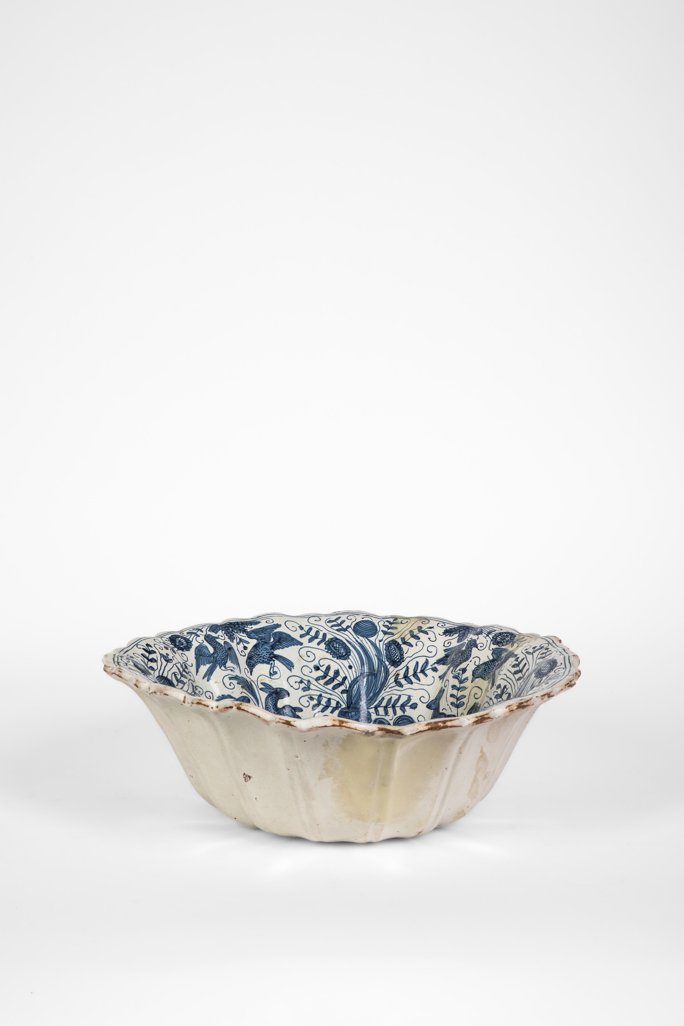 Bacile in maiolica bianco-blu, decorazione in monocromia blu di cobalto (sec. XVII)