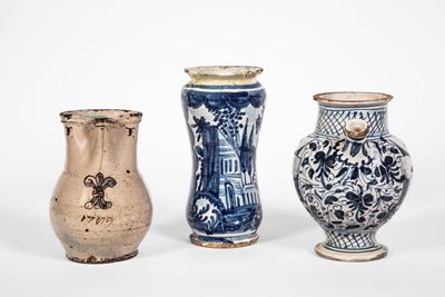Manifatture del XVIII secolo, Albarello e due versatoi in maiolica con decorazione blu cobalto