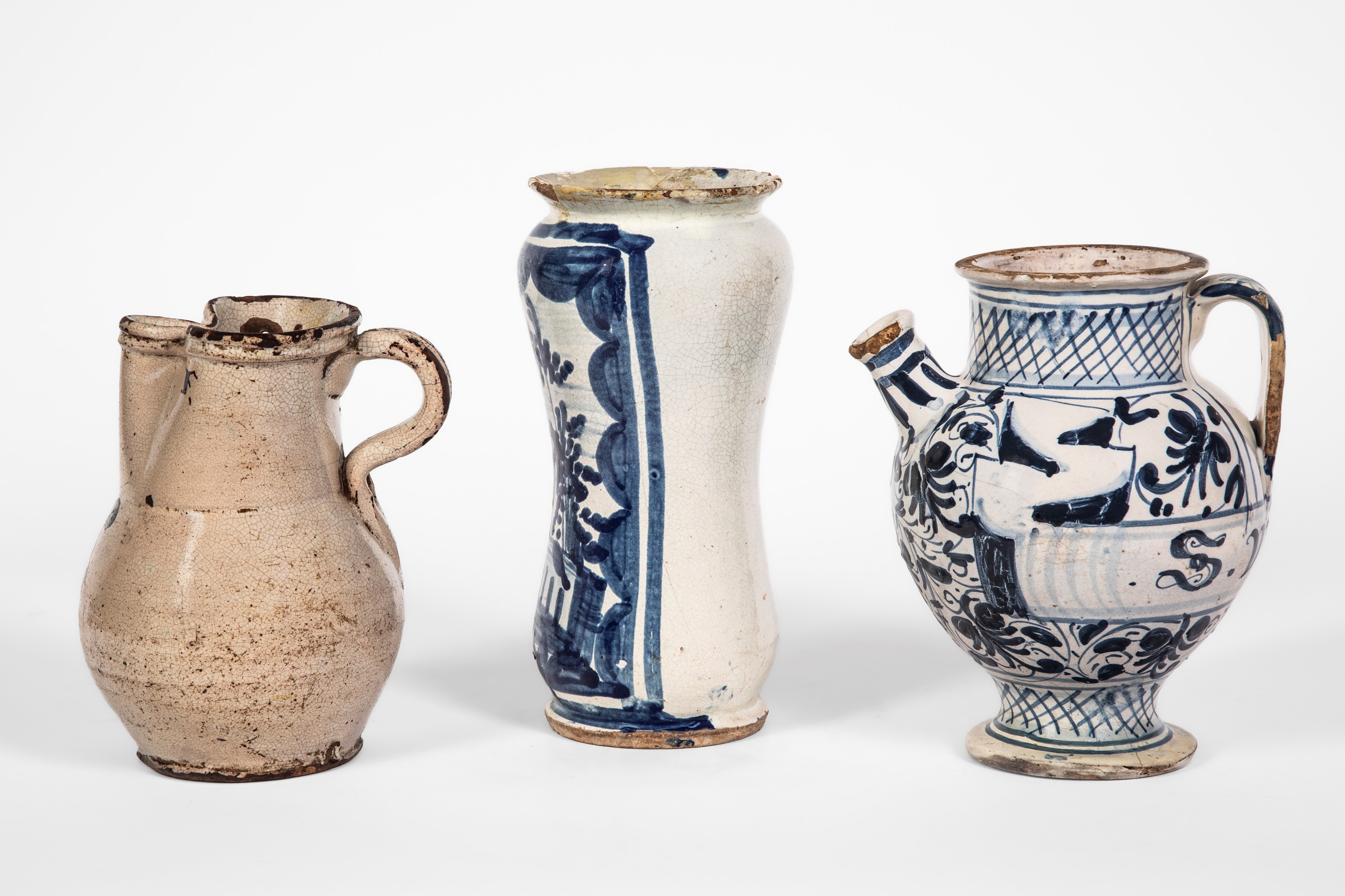 Manifatture del XVIII secolo, Albarello e due versatoi in maiolica con decorazione blu cobalto