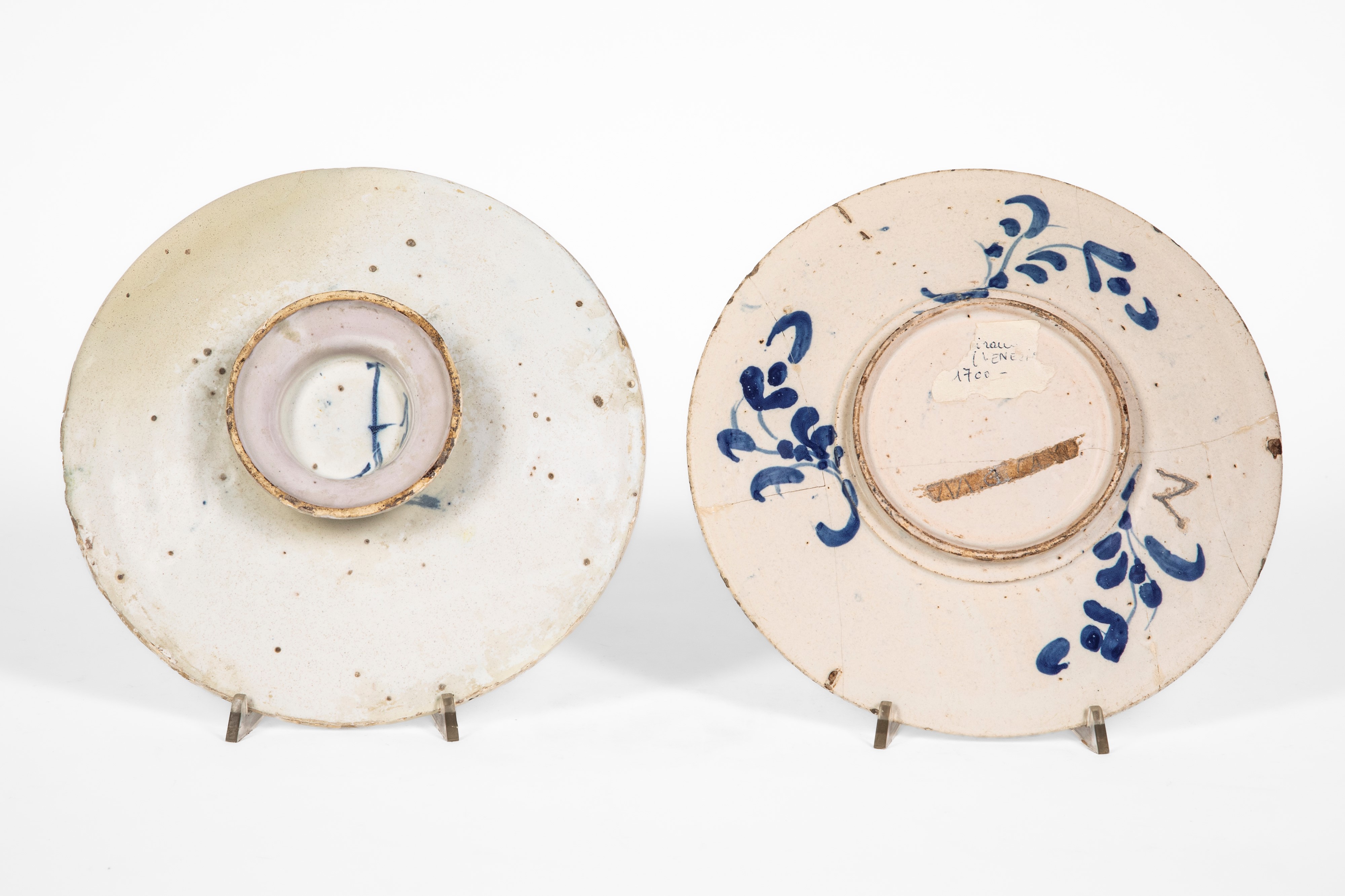 Lotto composto da alzata e piatto in maiolica policroma a gran fuoco, Secolo XVIII