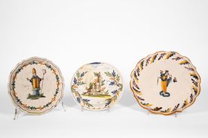 Lotto composto da due alzate e un piatto in maiolica policroma a gran fuoco, XVIII secolo.