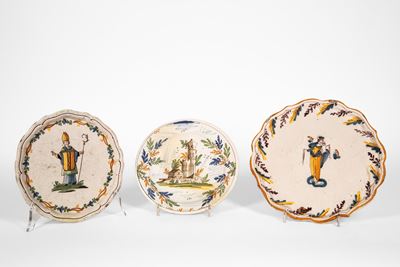 Piatto e alzate in maiolica policroma a gran fuoco, XVIII secolo (lotto composto)