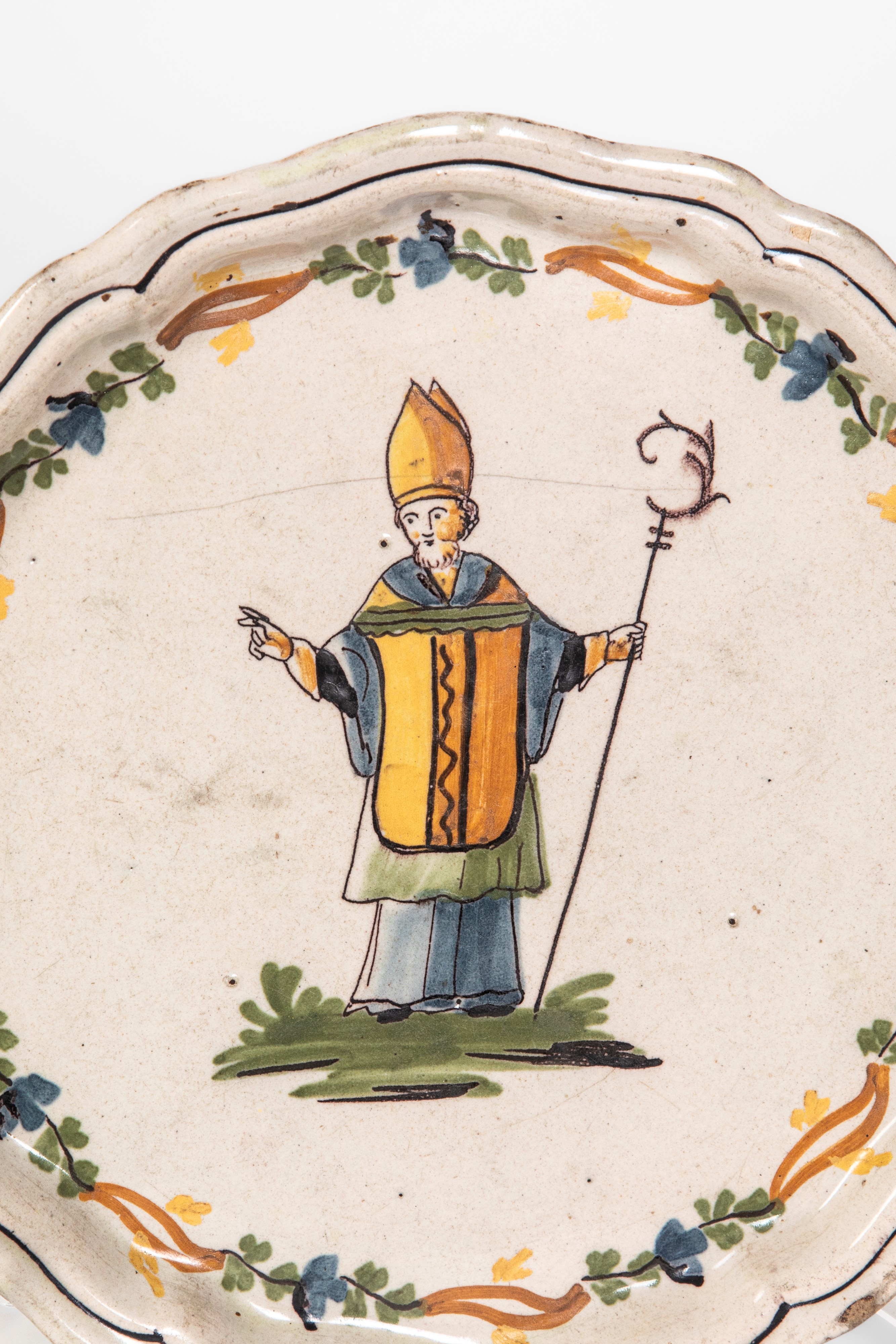 Piatto e alzate in maiolica policroma a gran fuoco, XVIII secolo (lotto composto)