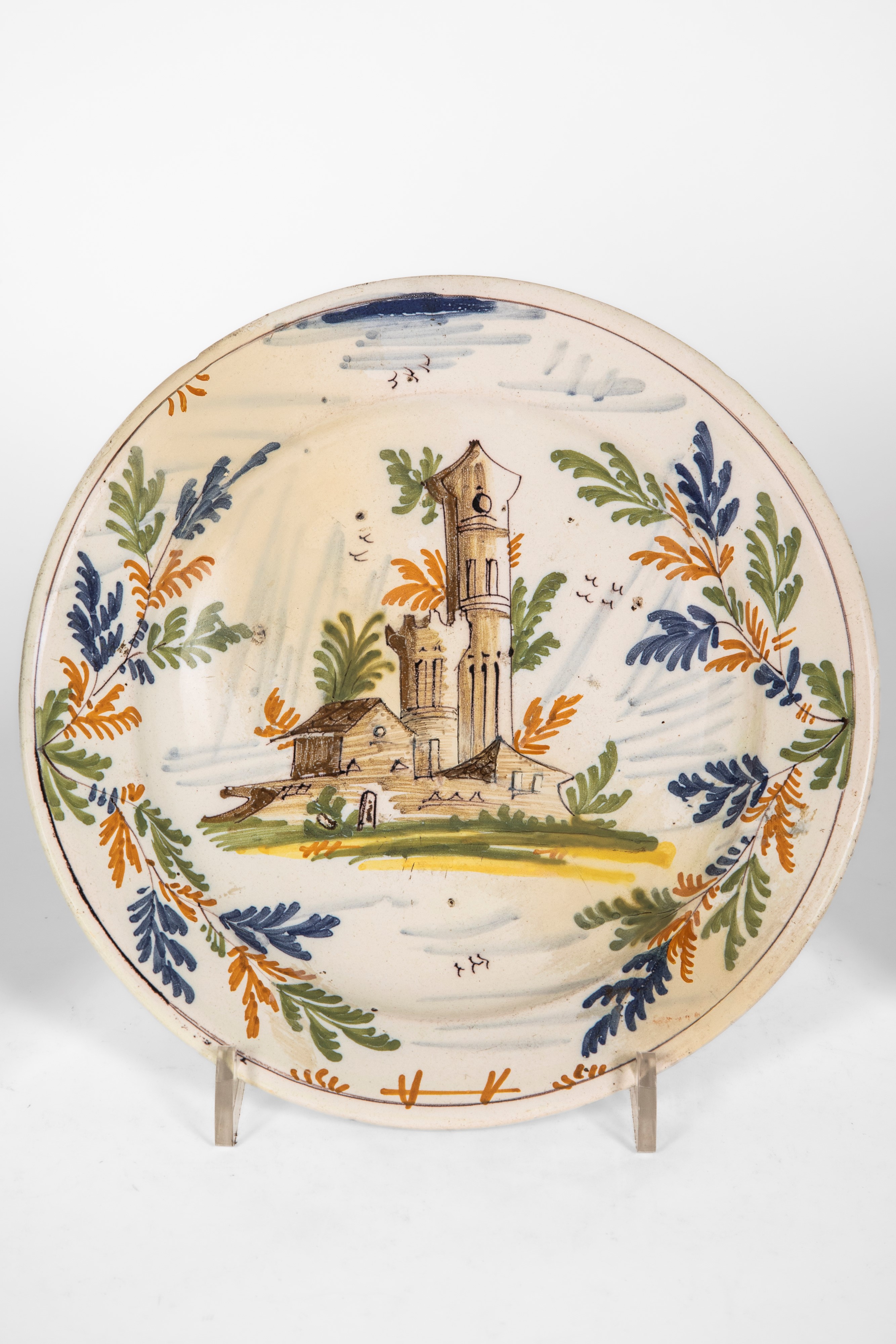 Piatto e alzate in maiolica policroma a gran fuoco, XVIII secolo (lotto composto)