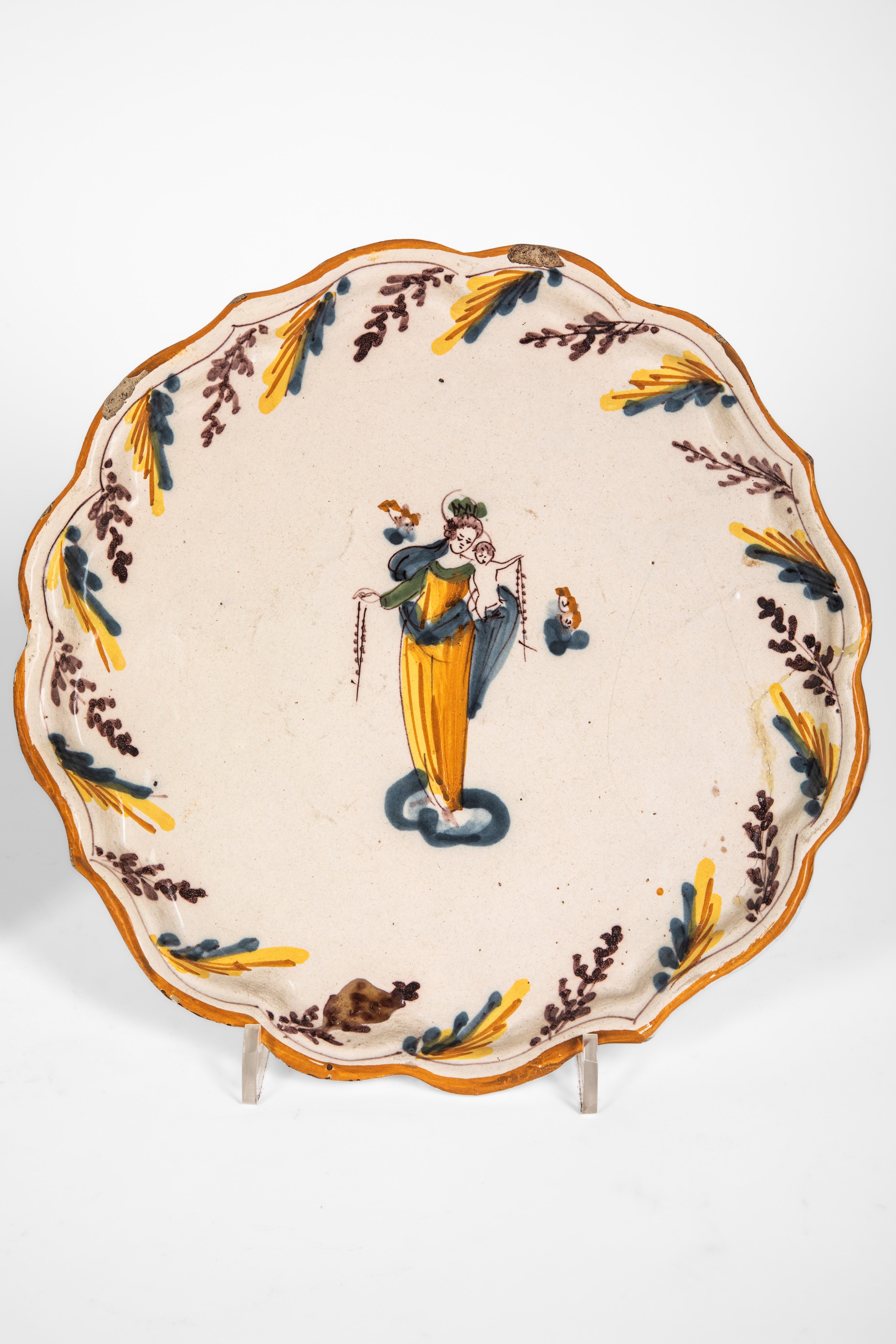 Piatto e alzate in maiolica policroma a gran fuoco, XVIII secolo (lotto composto)