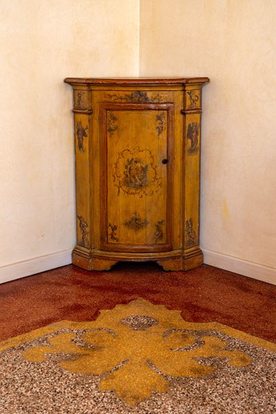 Angoliera in legno laccato ad Arte Povera, secolo XVIII