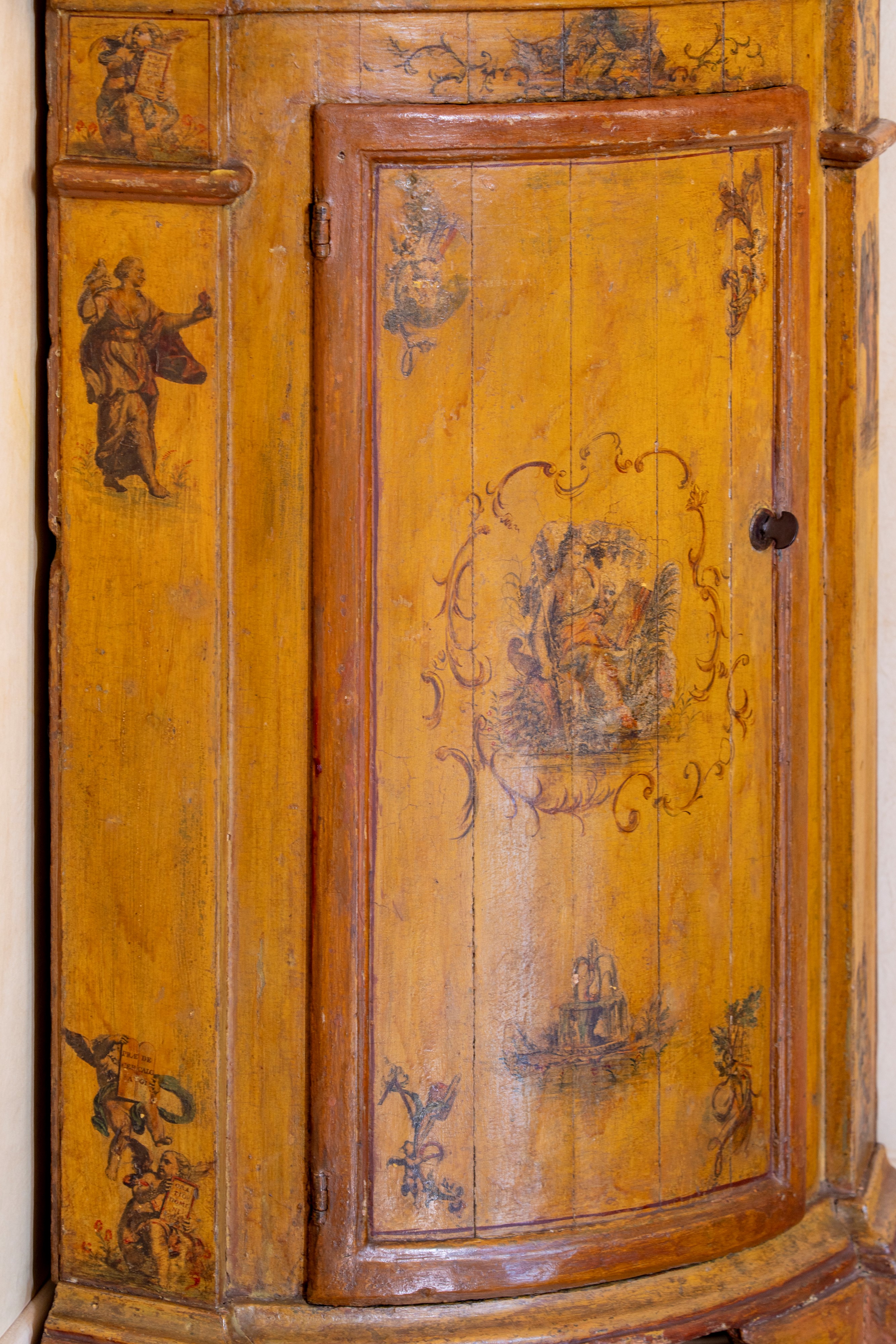 Angoliera in legno laccato ad Arte Povera, secolo XVIII