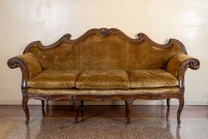 Divano a orecchioni in noce, secolo XVIII.