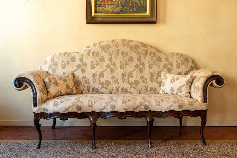 Divano a orecchioni, noce, profili in legno ebanizzato. Lombardia, secolo XVIII