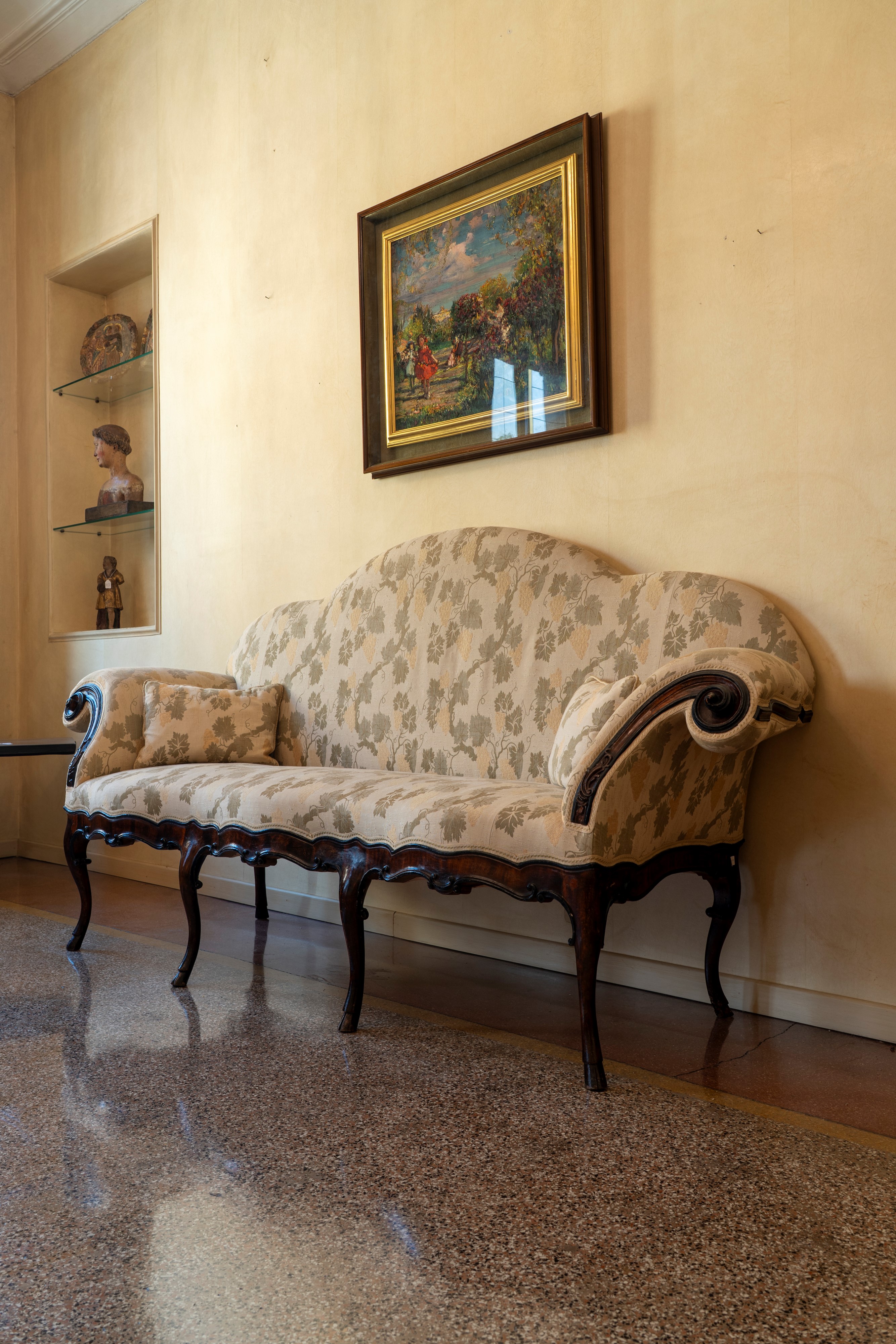 Divano a orecchioni, noce, profili in legno ebanizzato. Lombardia, secolo XVIII