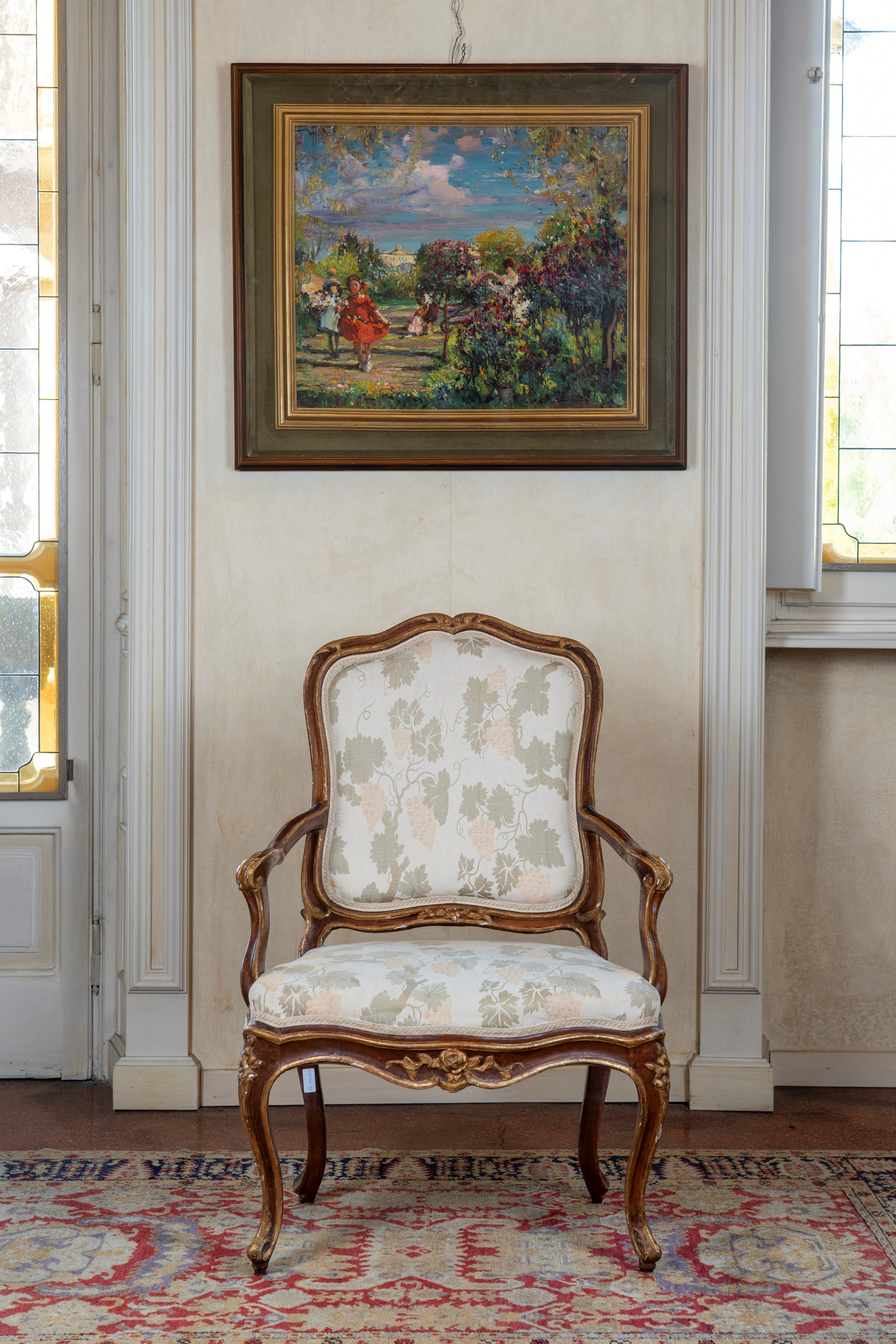 Poltrona in noce lumeggiata e decorata in oro, Genova, secolo XVIII