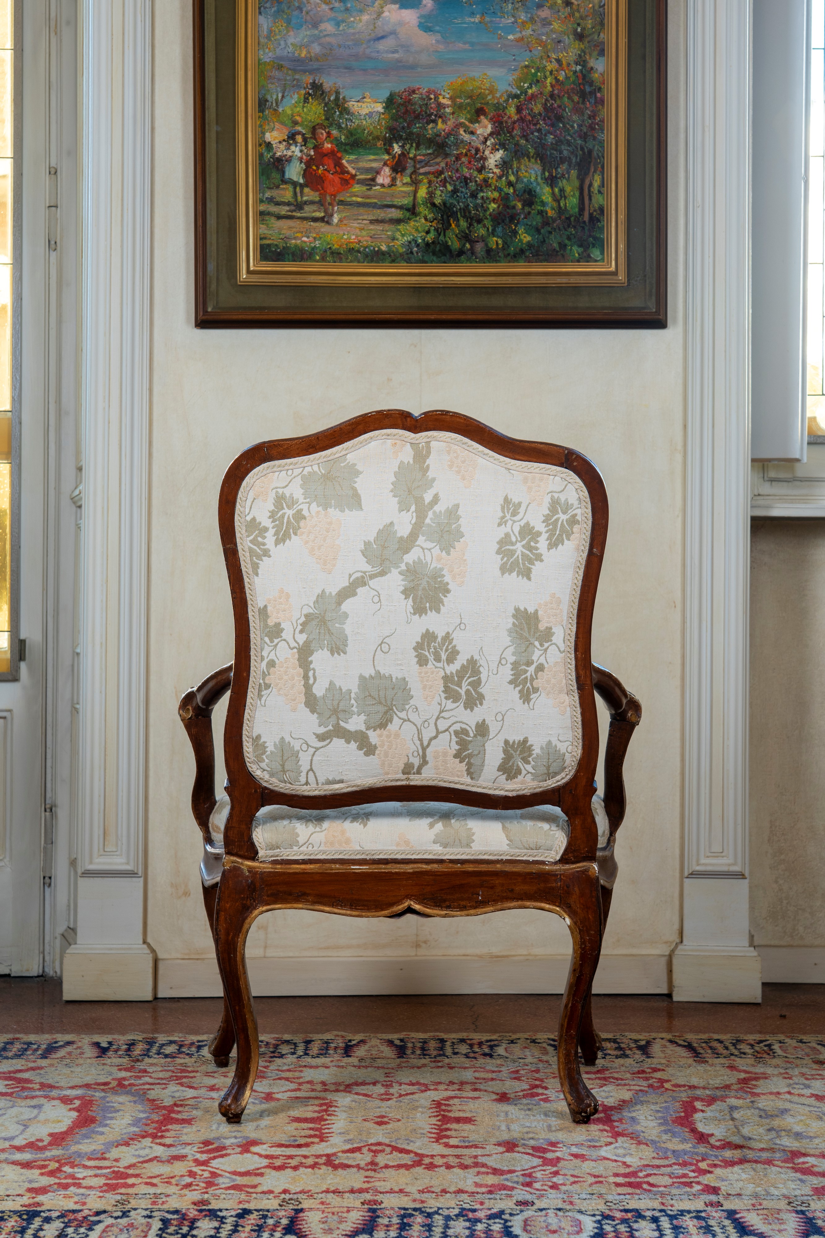 Poltrona in noce lumeggiata e decorata in oro, Genova, secolo XVIII