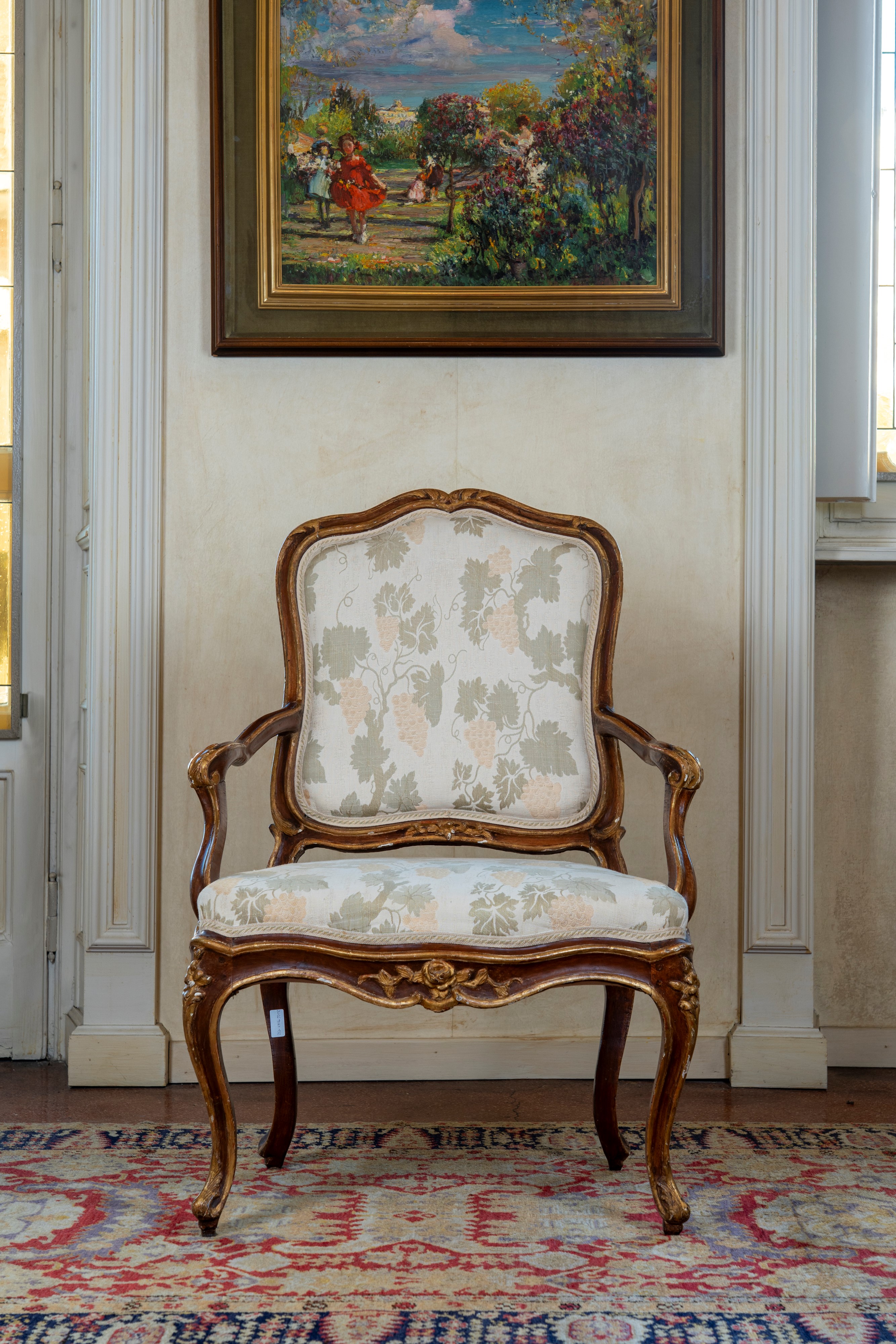 Poltrona in noce lumeggiata e decorata in oro, Genova, secolo XVIII