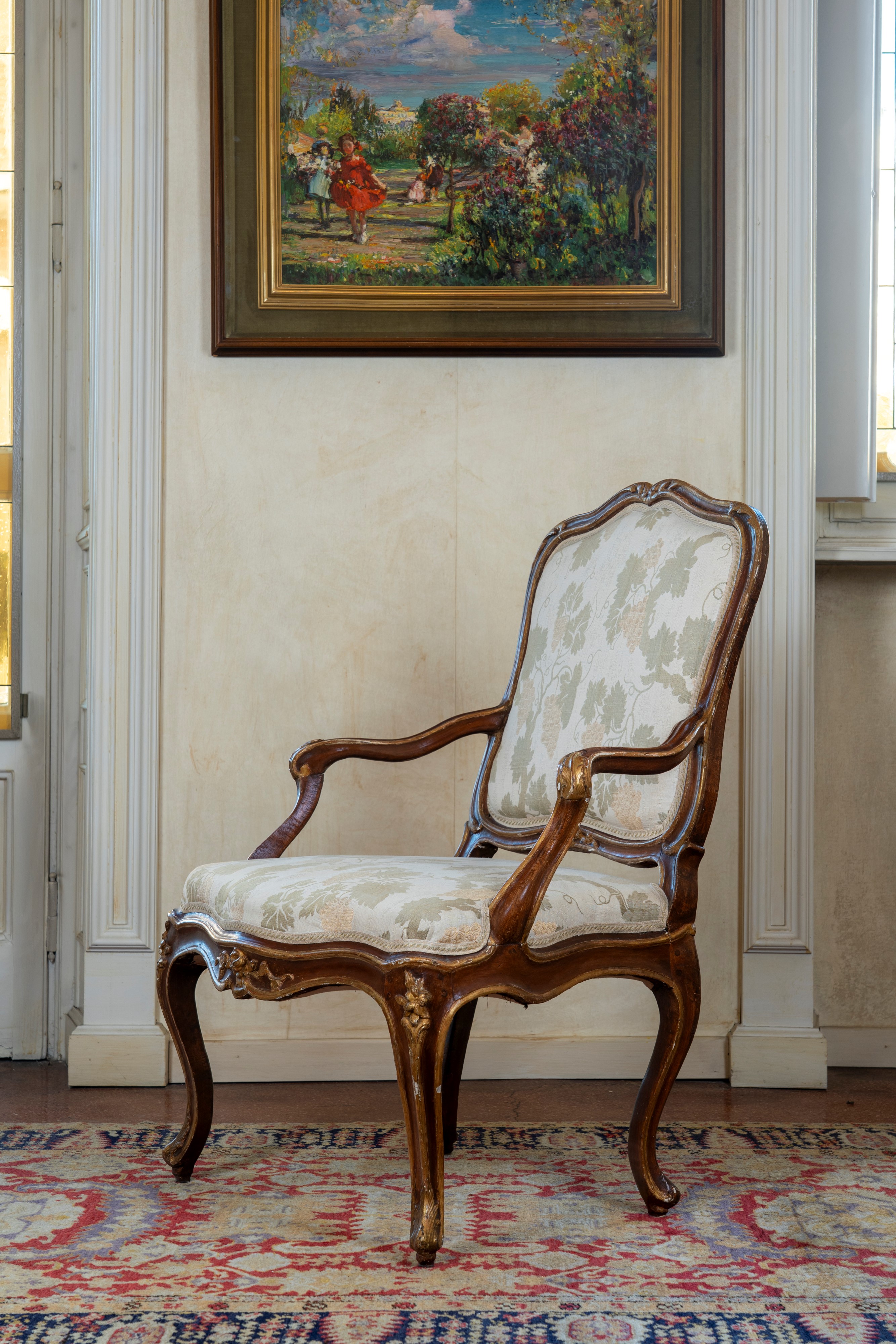 Poltrona in noce lumeggiata e decorata in oro, Genova, secolo XVIII