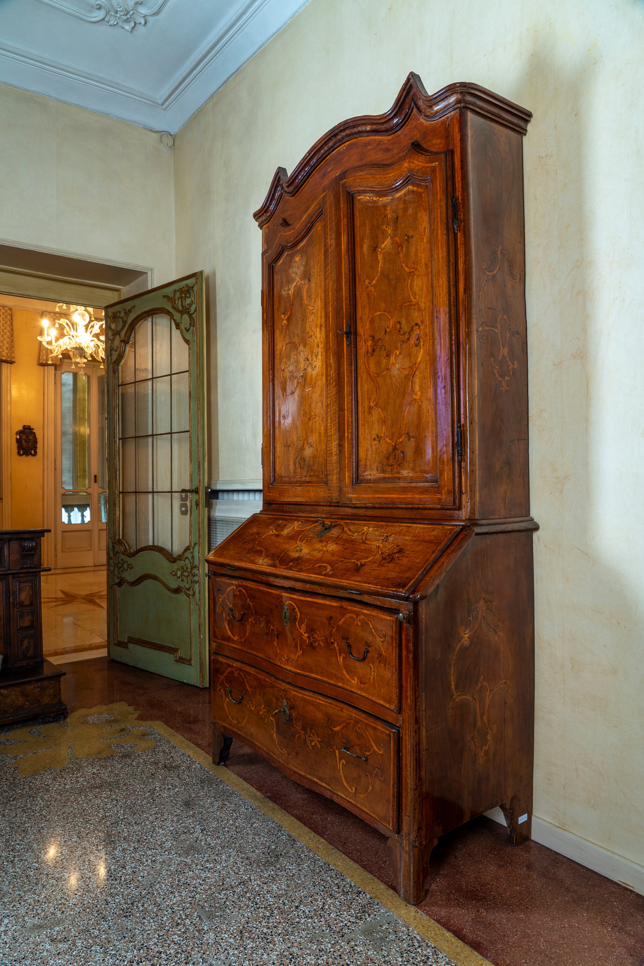 Mobile a due corpi in noce con intarsi in legni chiari, Piemonte, XVIII secolo