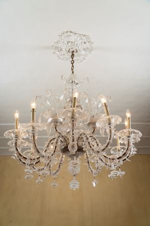 Lampadario in vetro di Murano incolore a dodici luci.