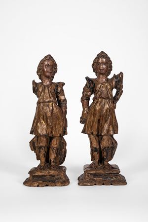 Coppia di angeli in legno scolpito, intagliato, policromo e dorato. Secolo XVI