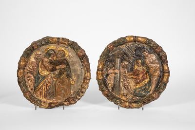 Coppia di medaglioni, cartapesta su tela calcata raffiguranti Visitazione e Natività entro ghirla...