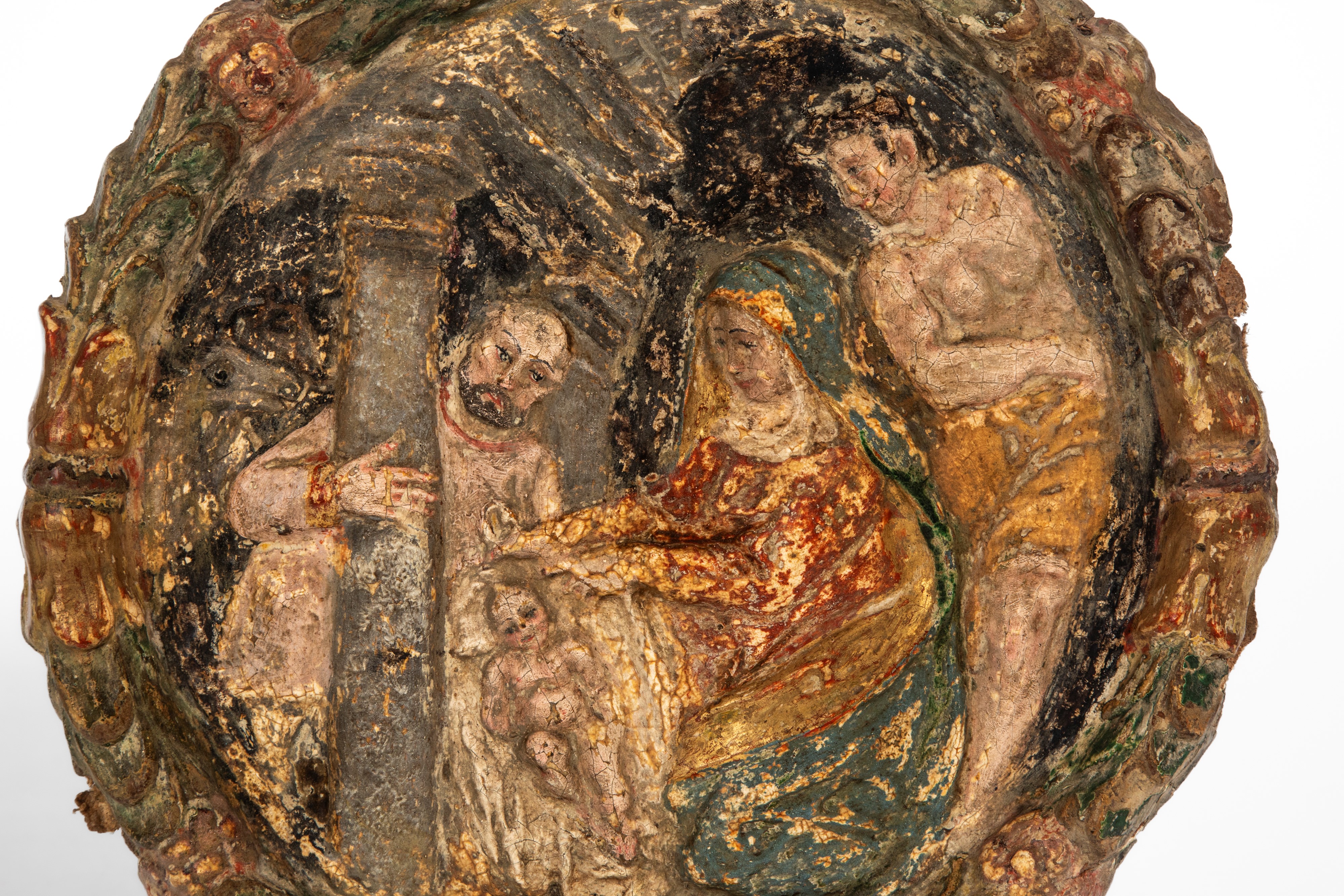 Coppia di medaglioni, cartapesta su tela calcata raffiguranti Visitazione e Natività entro ghirla...