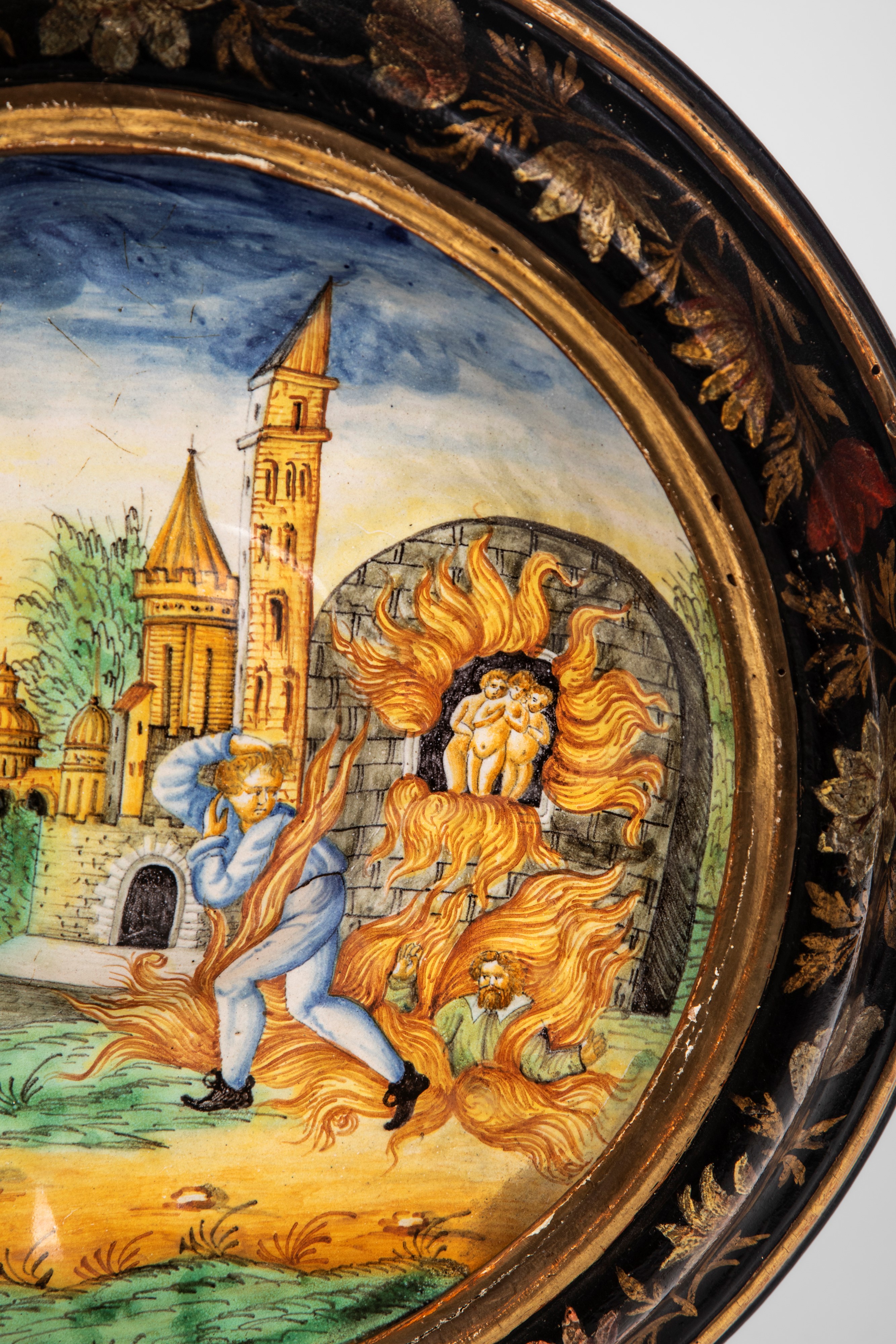Tito Magrini, Piatto istoriato in maiolica policroma con scena dantesca del Purgatorio entro corn...