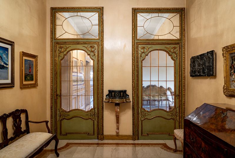 Piemonte, XVIII secolo, Due porte da interno in legno laccato e dorato con specchiature a vetri