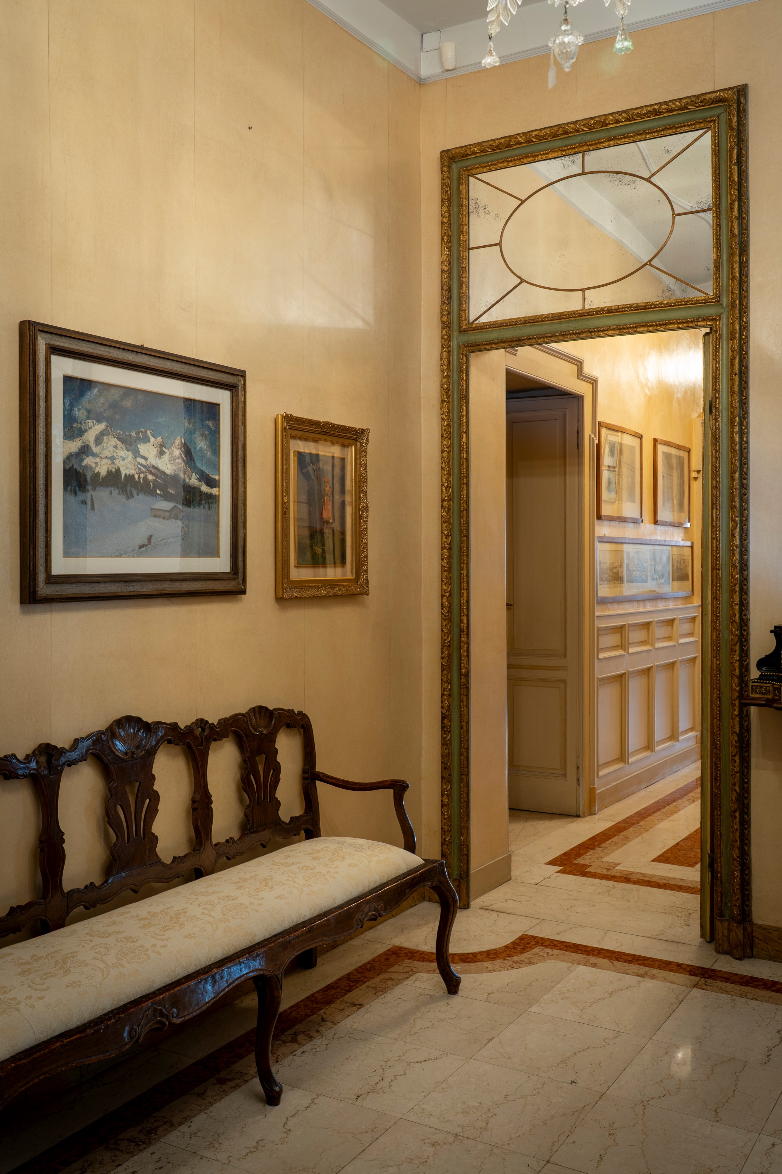 Piemonte, XVIII secolo, Due porte da interno in legno laccato e dorato con specchiature a vetri