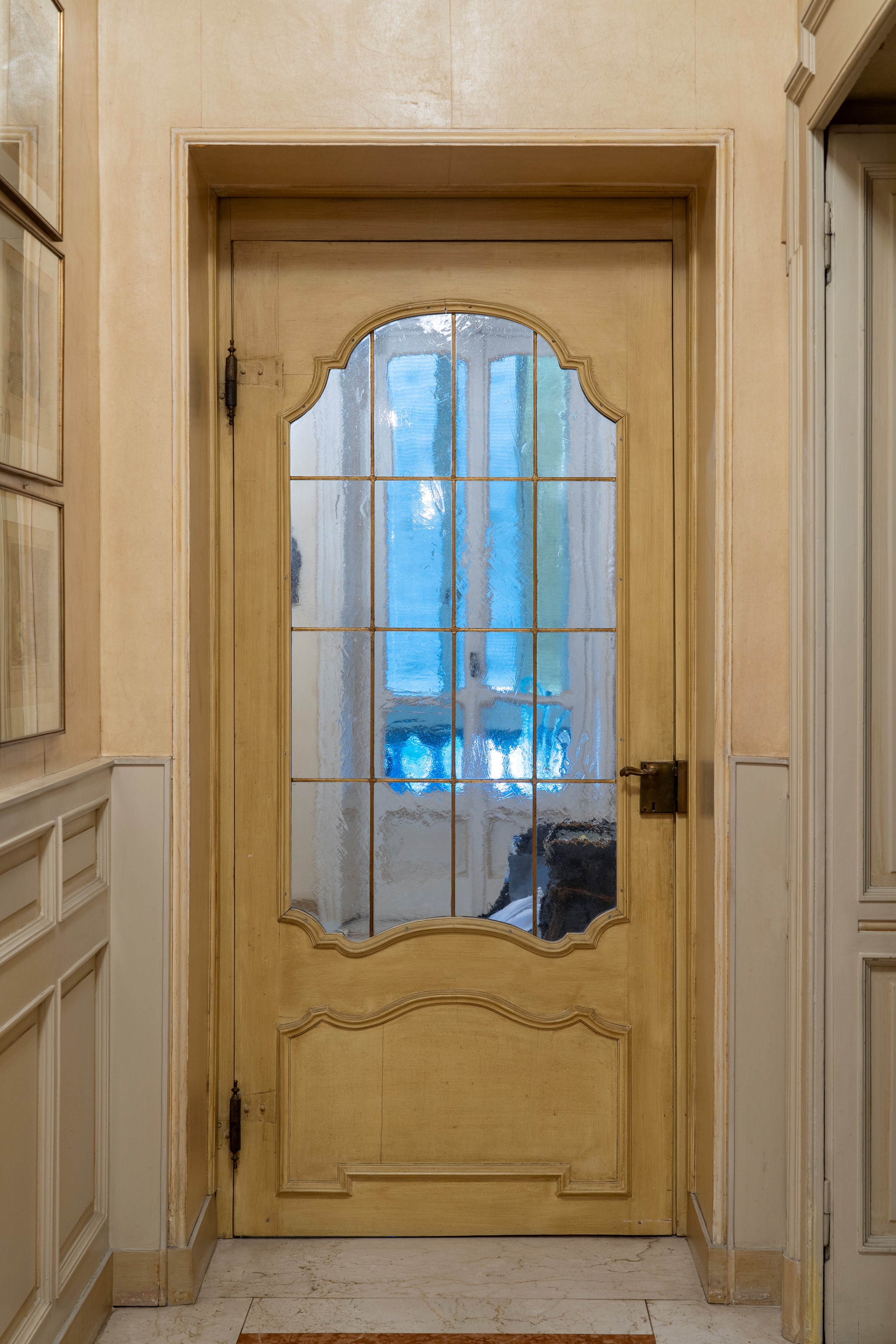Piemonte, XVIII secolo, Due porte da interno in legno laccato e dorato con specchiature a vetri