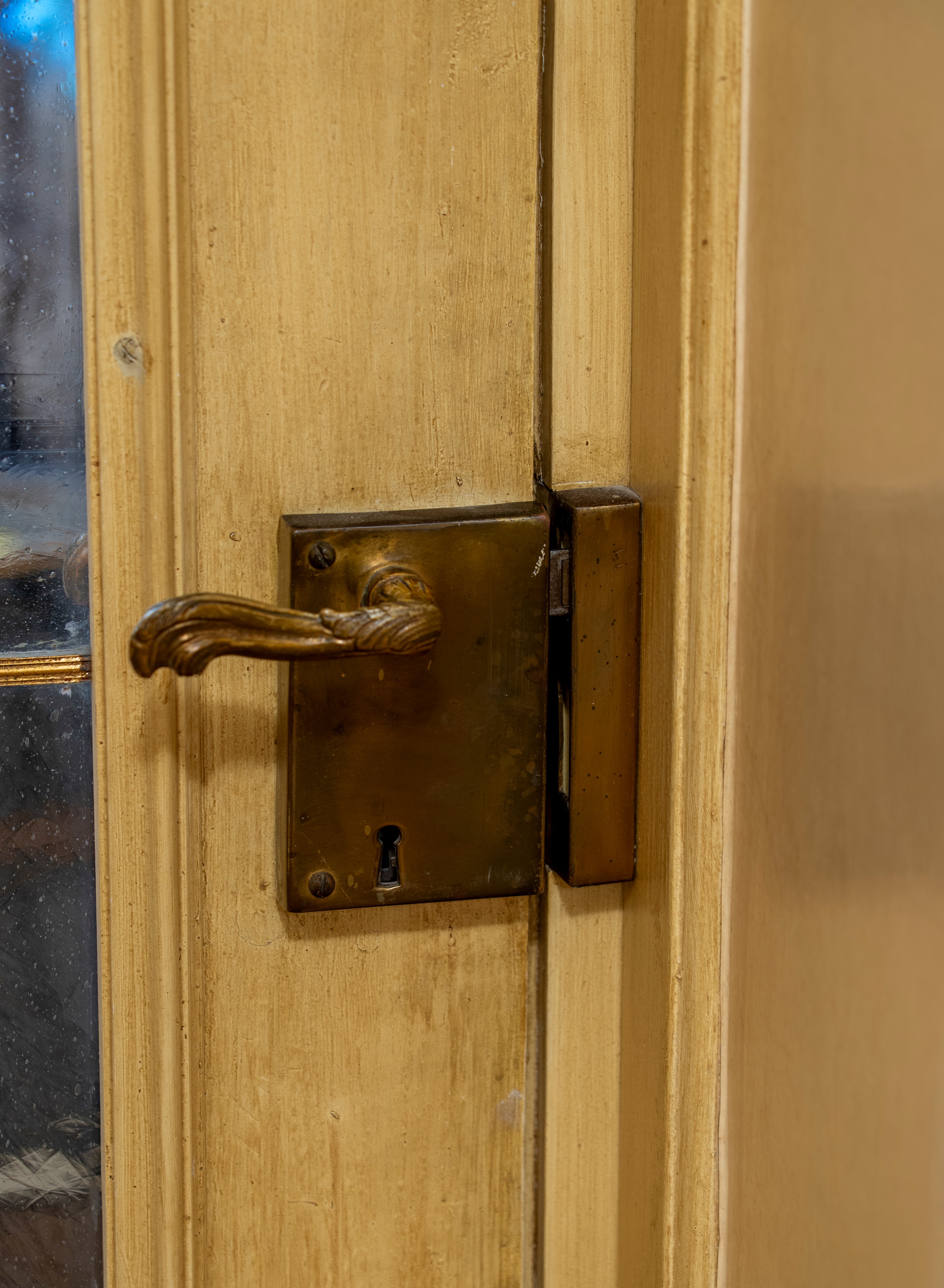 Piemonte, XVIII secolo, Due porte da interno in legno laccato e dorato con specchiature a vetri