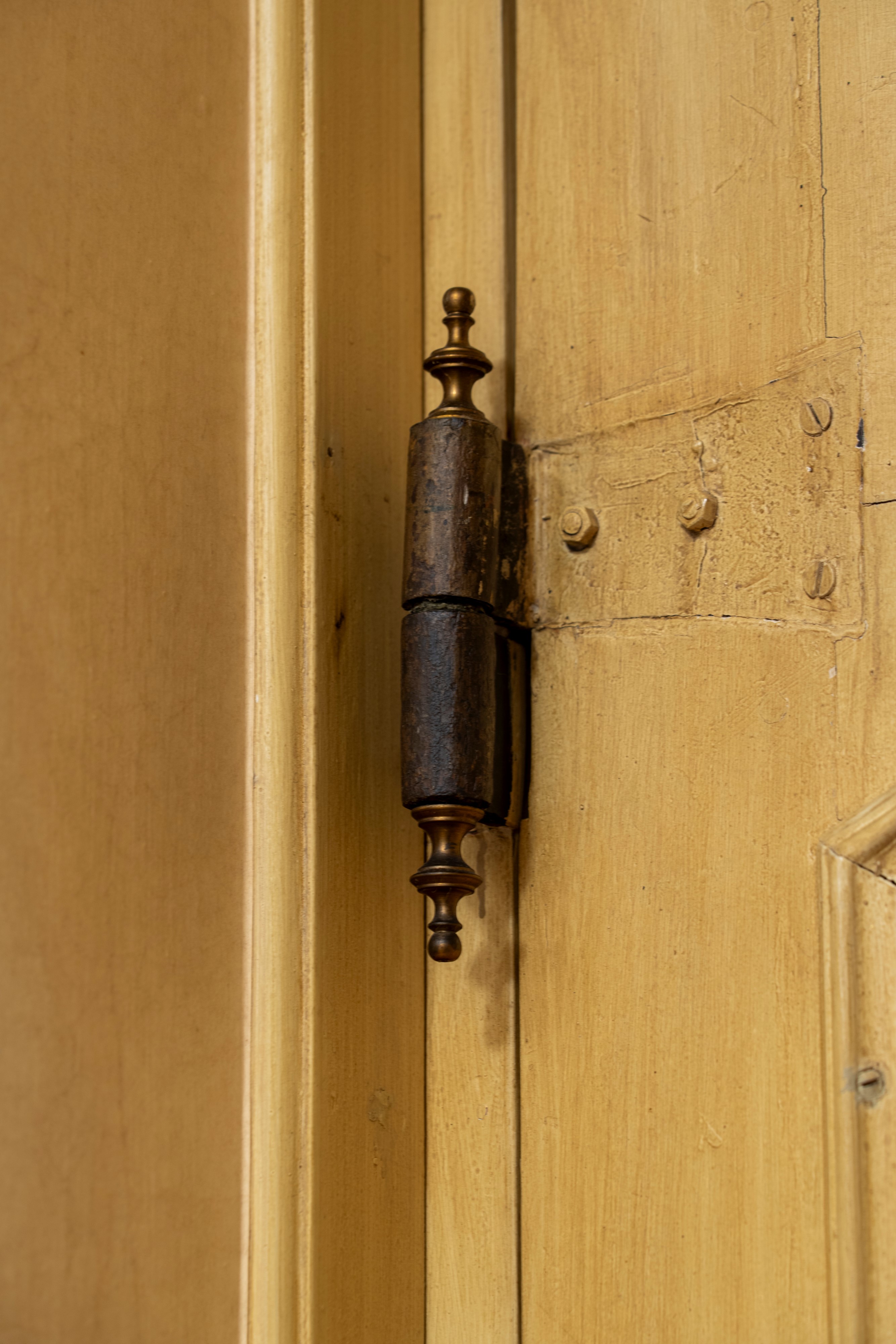 Piemonte, XVIII secolo, Due porte da interno in legno laccato e dorato con specchiature a vetri