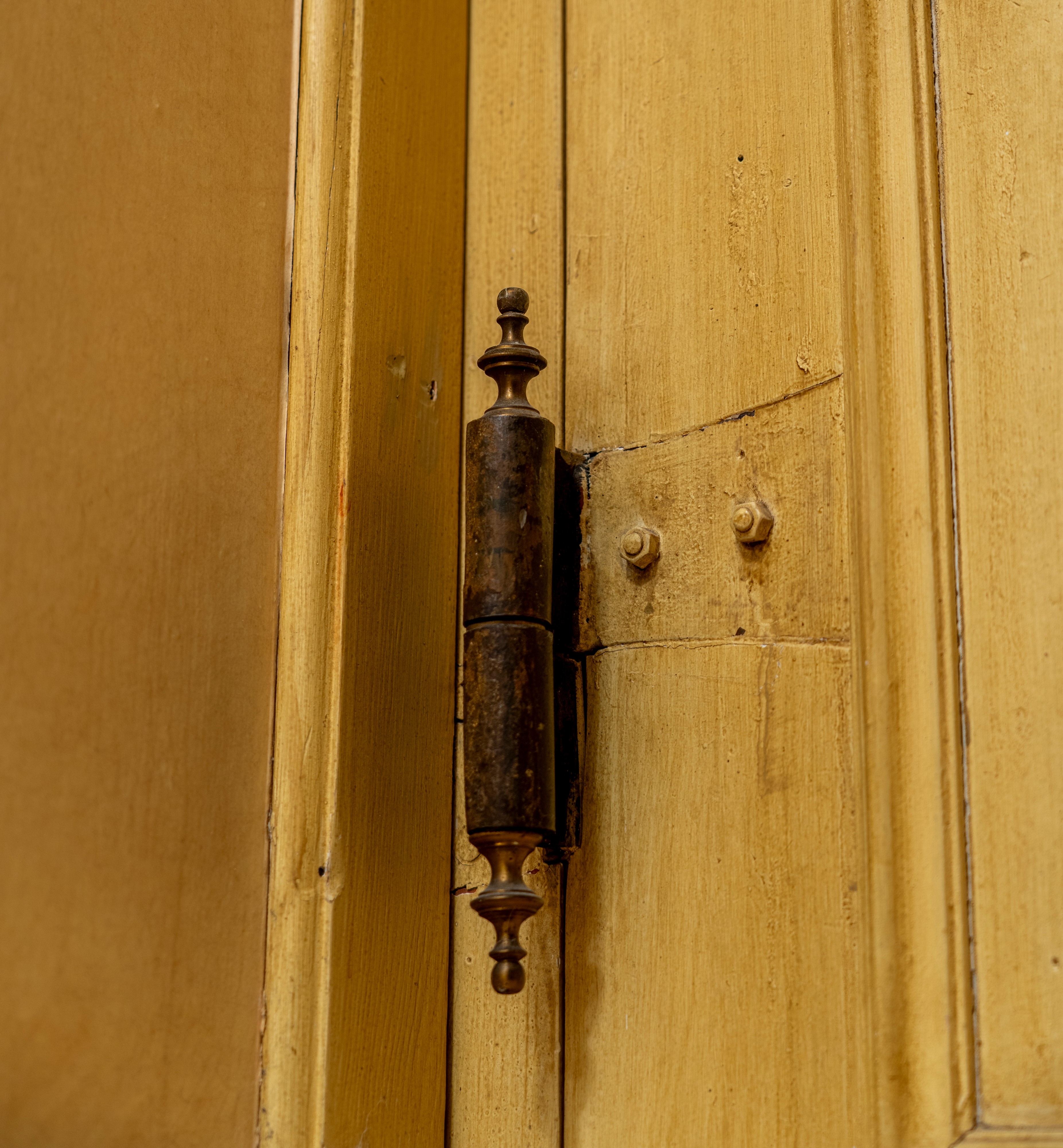 Piemonte, XVIII secolo, Due porte da interno in legno laccato e dorato con specchiature a vetri