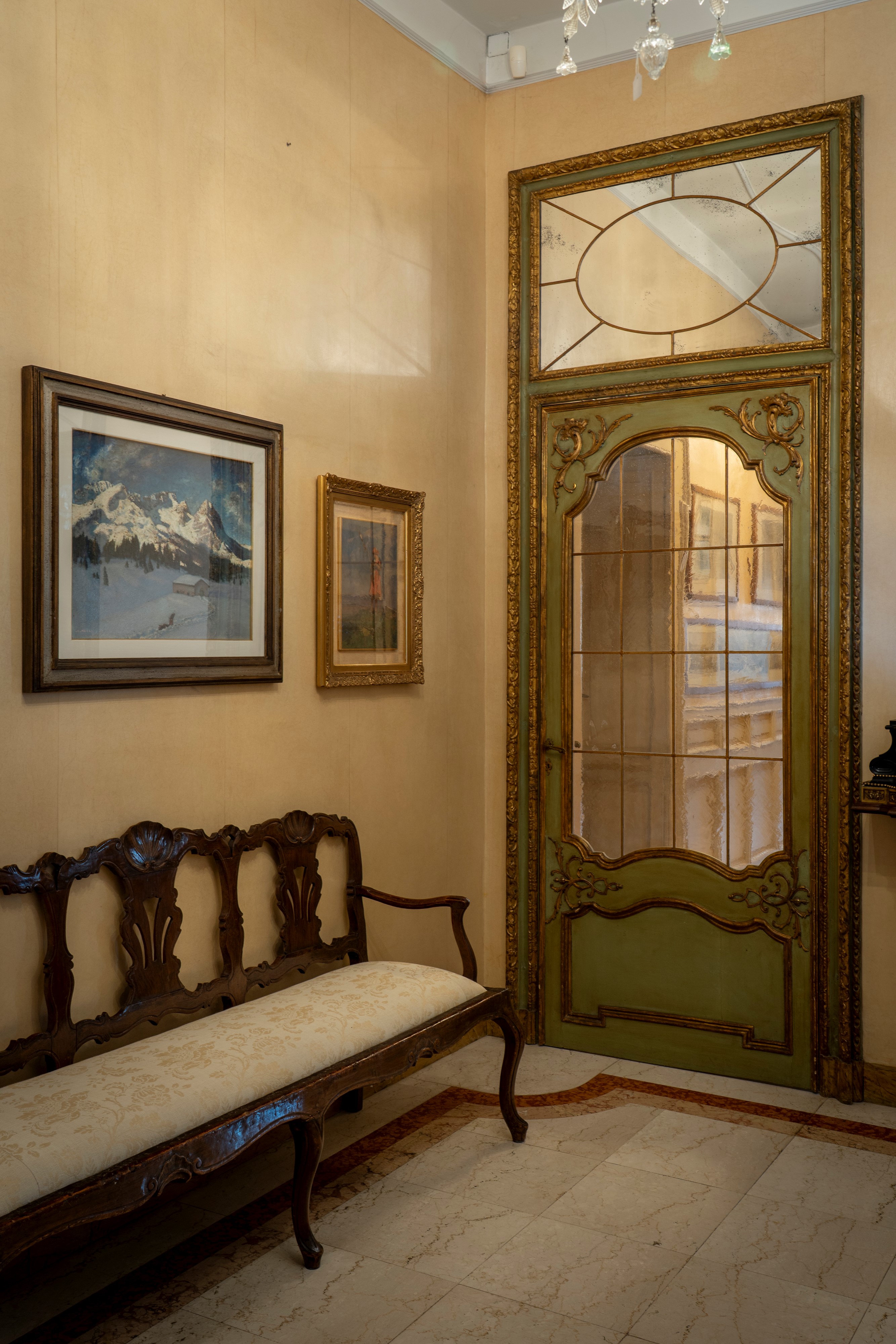 Piemonte, XVIII secolo, Due porte da interno in legno laccato e dorato con specchiature a vetri