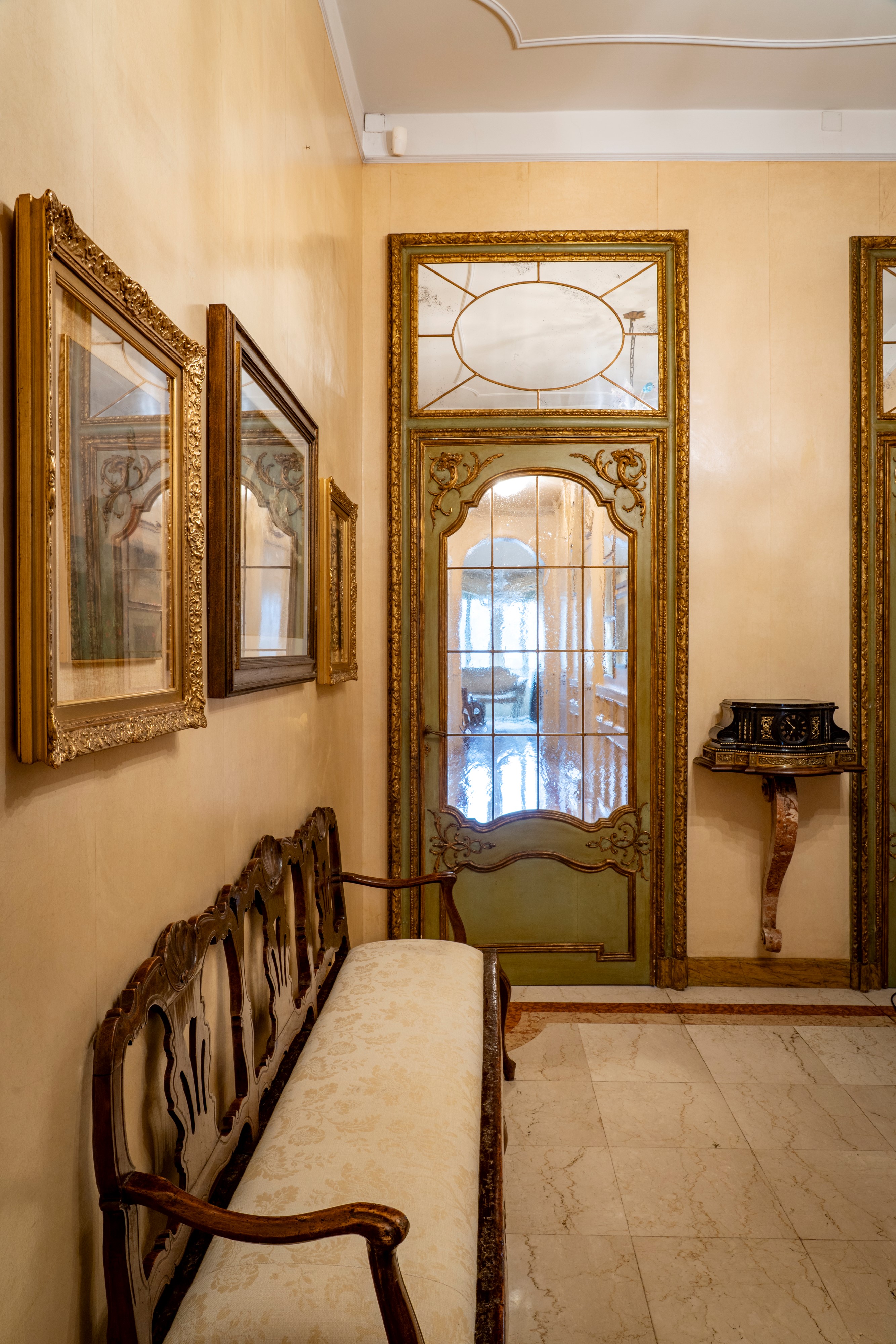 Piemonte, XVIII secolo, Due porte da interno in legno laccato e dorato con specchiature a vetri