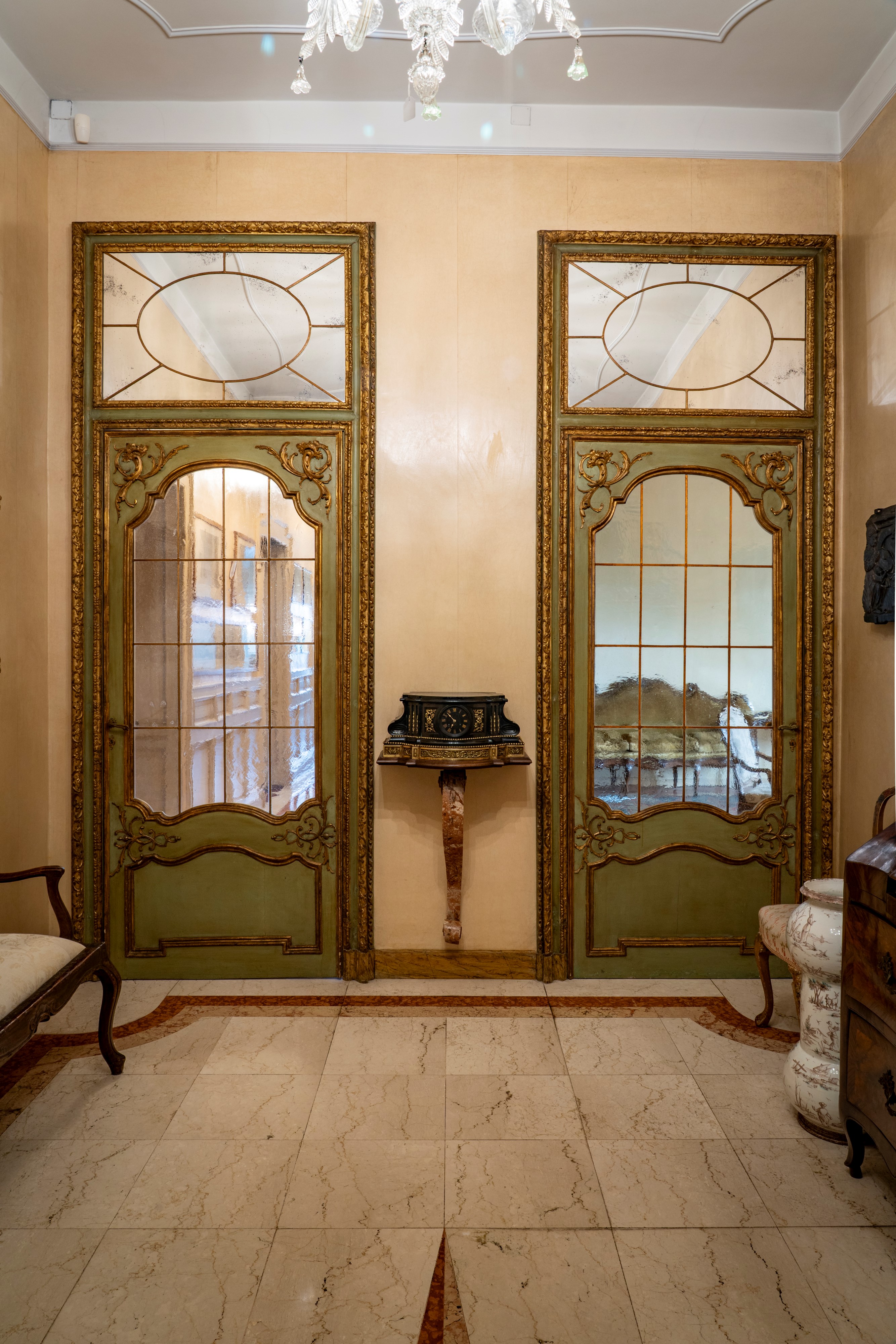 Piemonte, XVIII secolo, Due porte da interno in legno laccato e dorato con specchiature a vetri