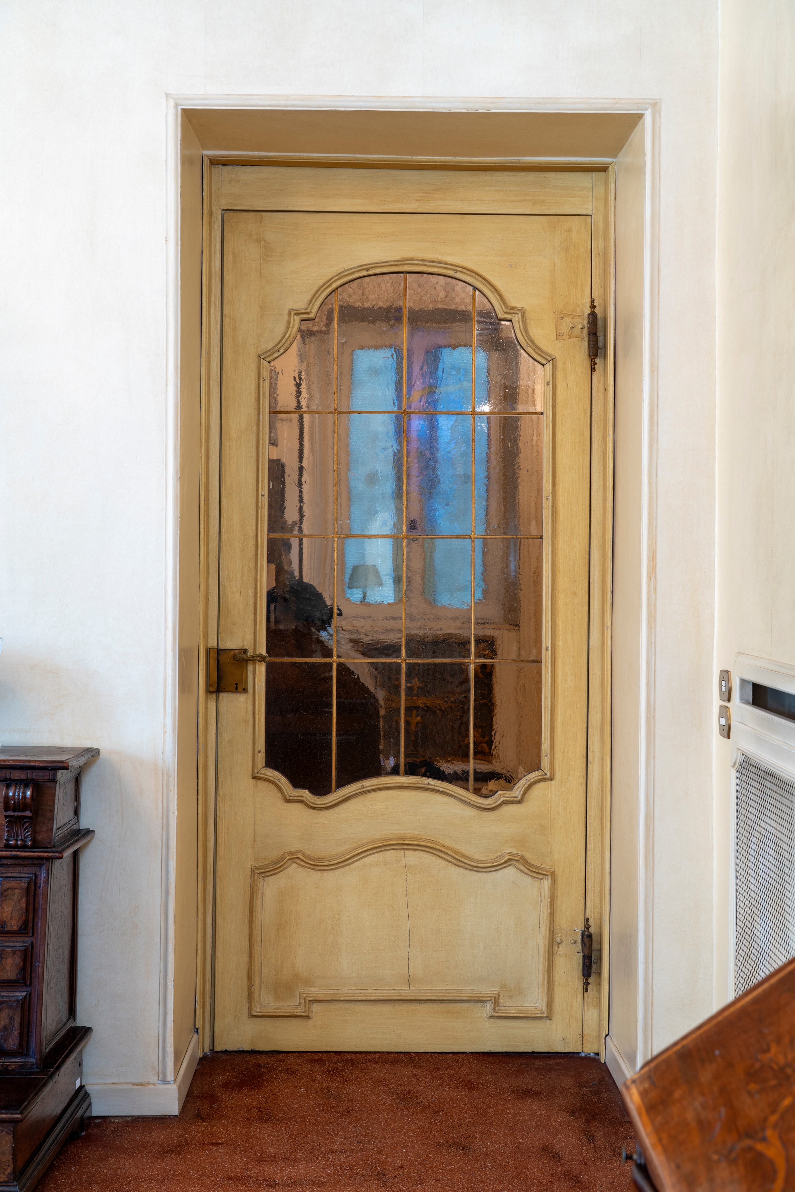 Piemonte, XVIII secolo, Due porte da interno in legno laccato e dorato con specchiature a vetri