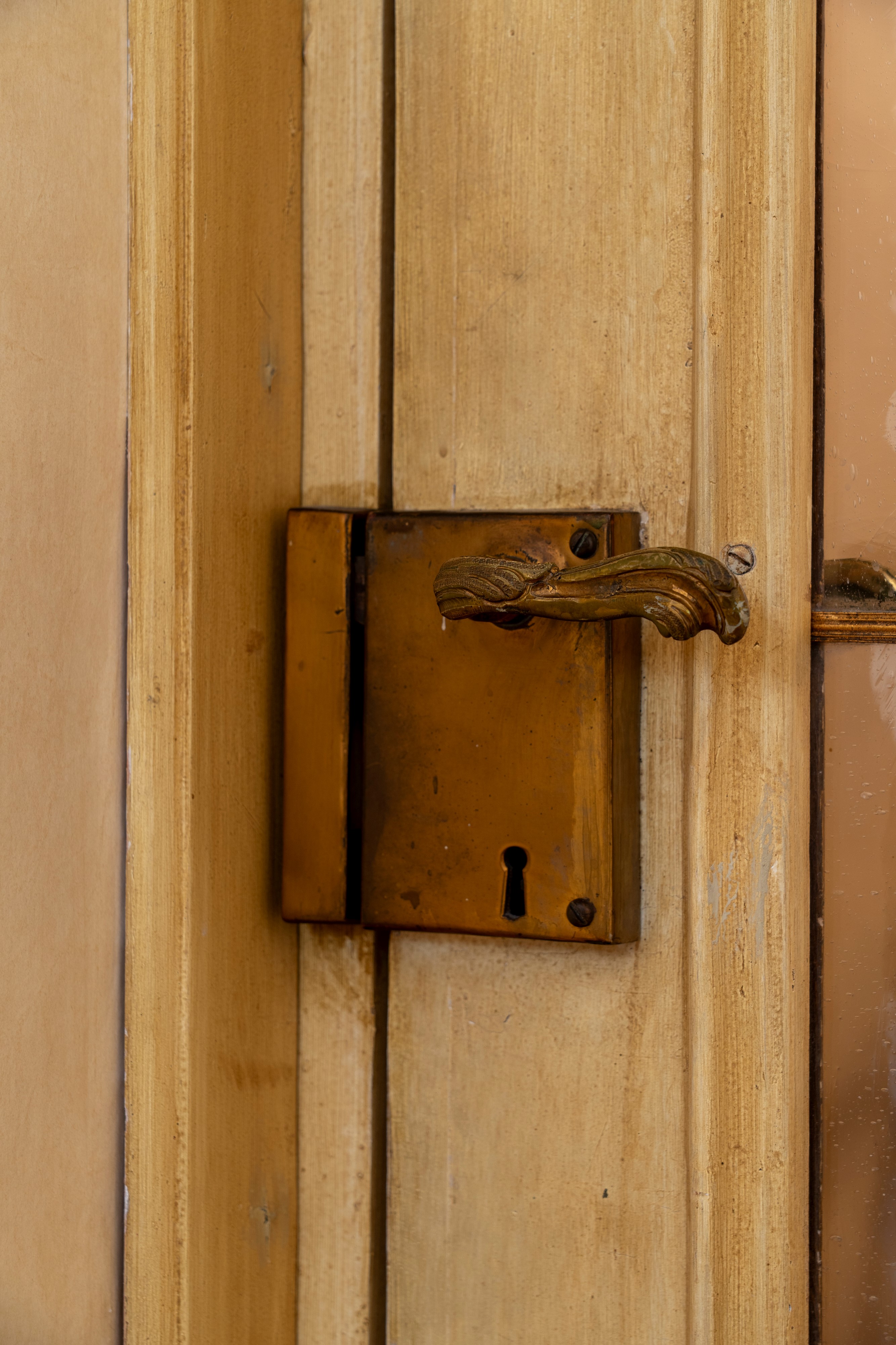 Piemonte, XVIII secolo, Due porte da interno in legno laccato e dorato con specchiature a vetri