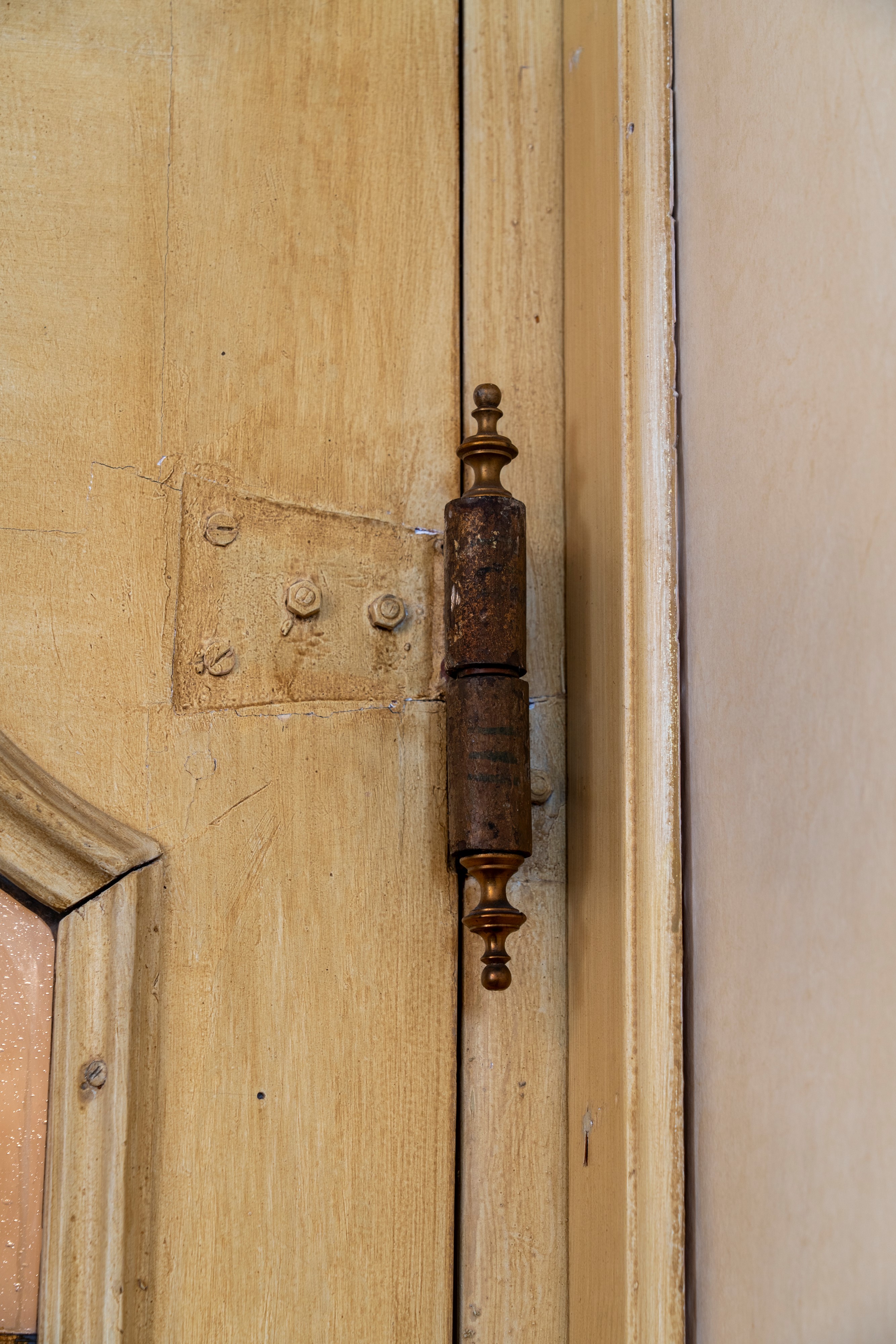 Piemonte, XVIII secolo, Due porte da interno in legno laccato e dorato con specchiature a vetri