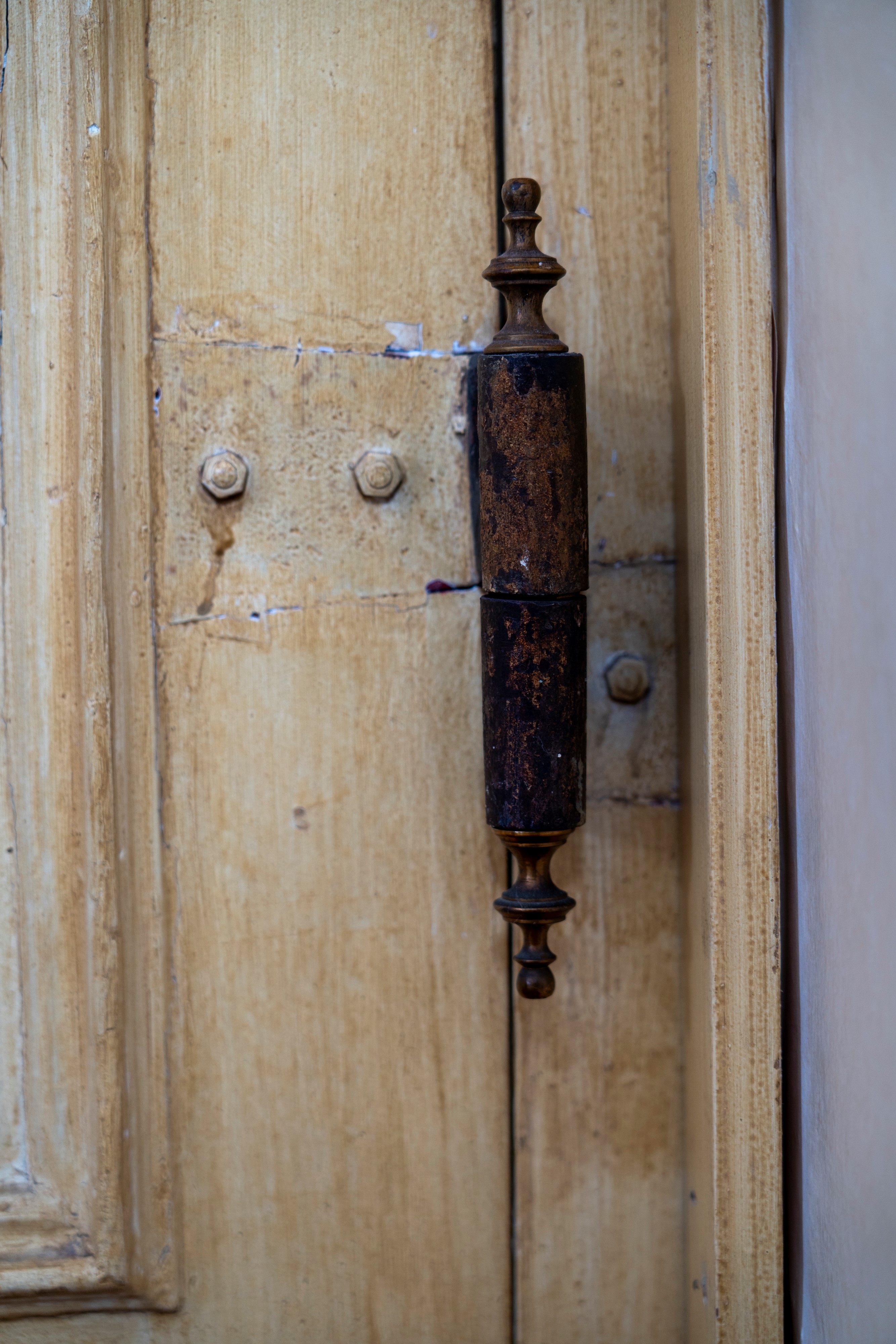 Piemonte, XVIII secolo, Due porte da interno in legno laccato e dorato con specchiature a vetri