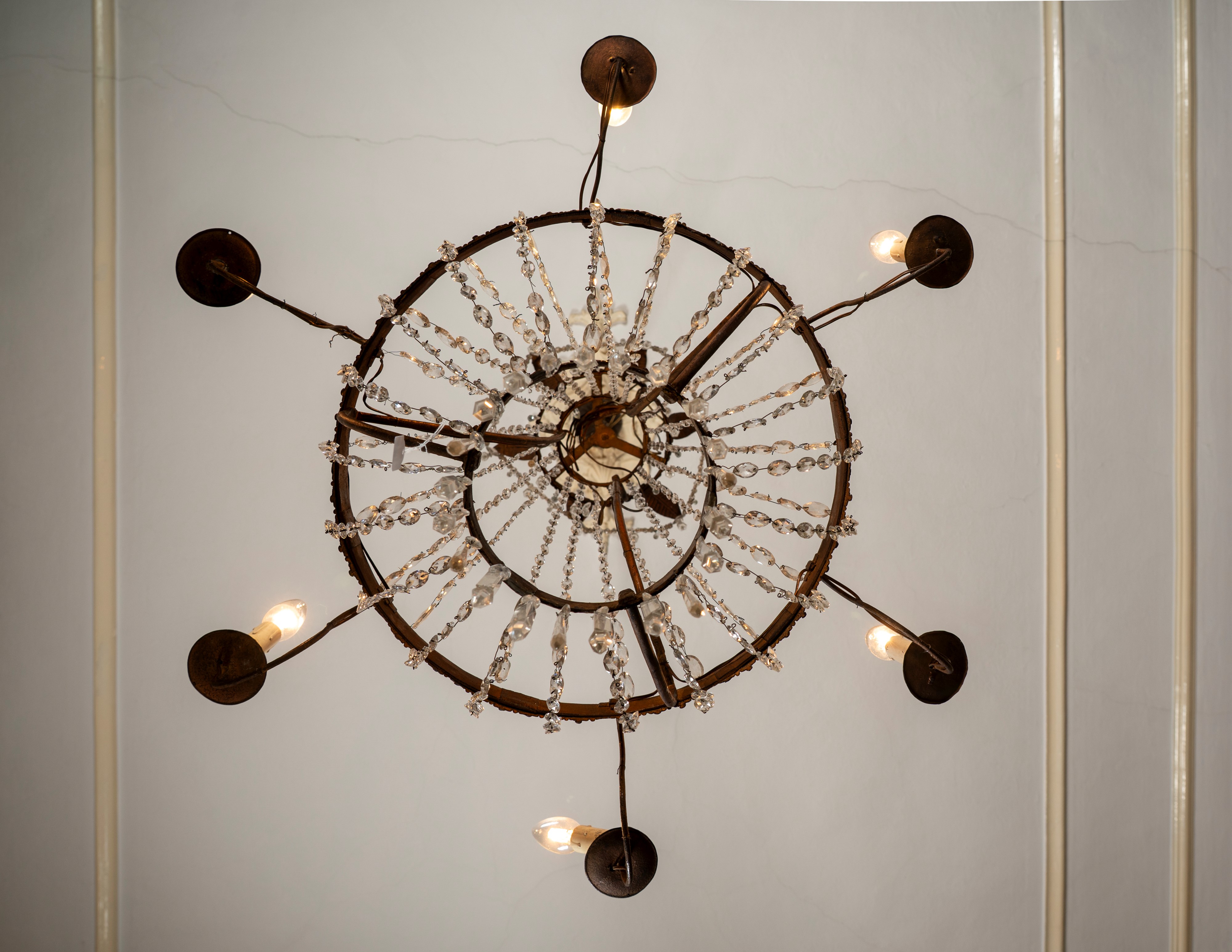Lampadario a cesto a sei luci, metallo decorato, Secolo XIX