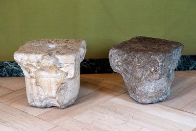Due capitelli in pietra, set di due elementi