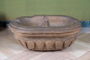 Vasca in pietra. Secolo XVII-XVIII. 