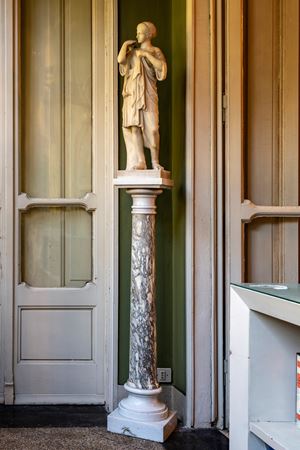 Venere panneggiata in marmo bianco, secolo XIX.