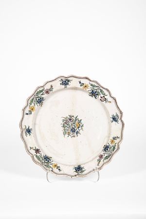 Piatto in maiolica policroma. Moustiers, Francia meridionale, XVIII secolo.