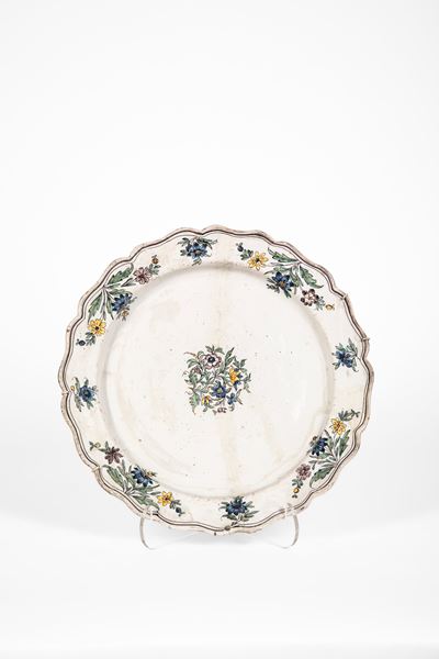 Piatto in maiolica policroma, Moustiers (Francia meridionale), XVIII secolo
