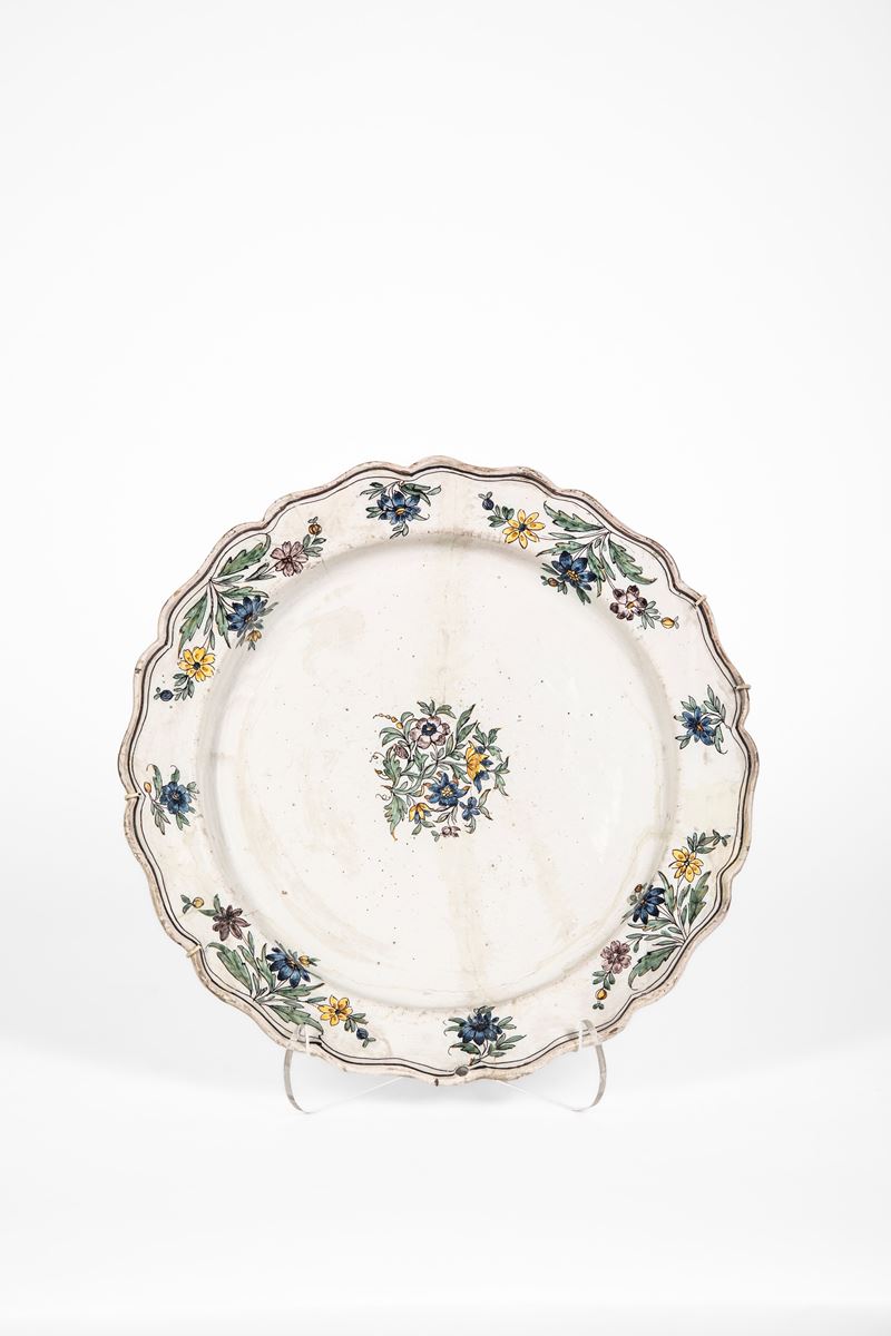 Piatto in maiolica policroma, Moustiers (Francia meridionale), XVIII secolo