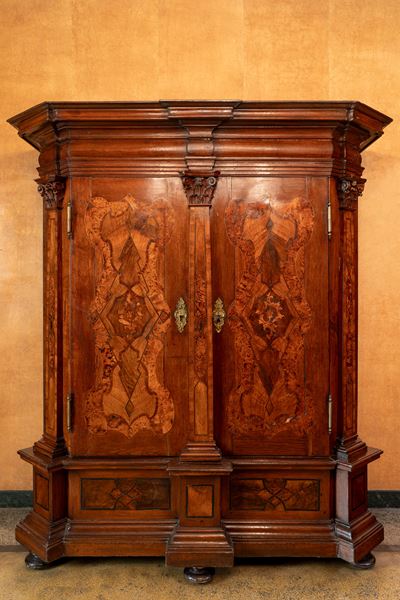 Cabinet in stile barocco, noce, radica e legni intarsiati
